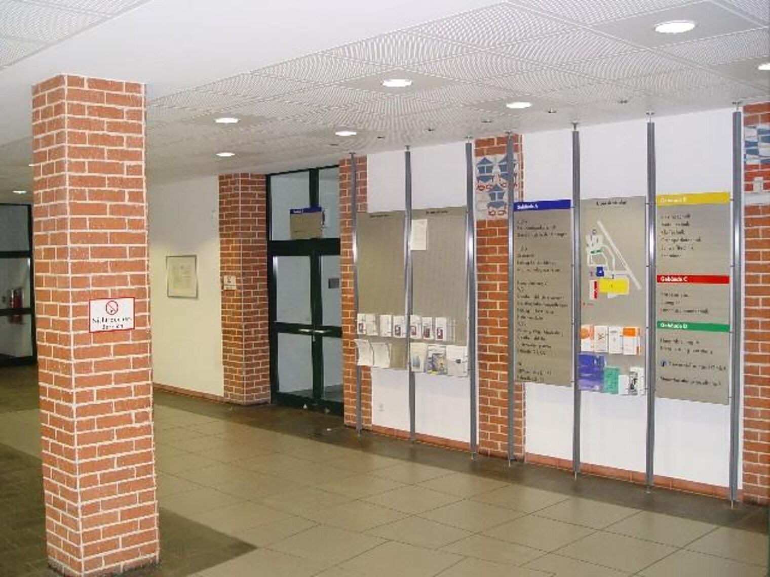 Informationstafeln in der Eingangshalle. Informationstafeln in der Eingangshalle.