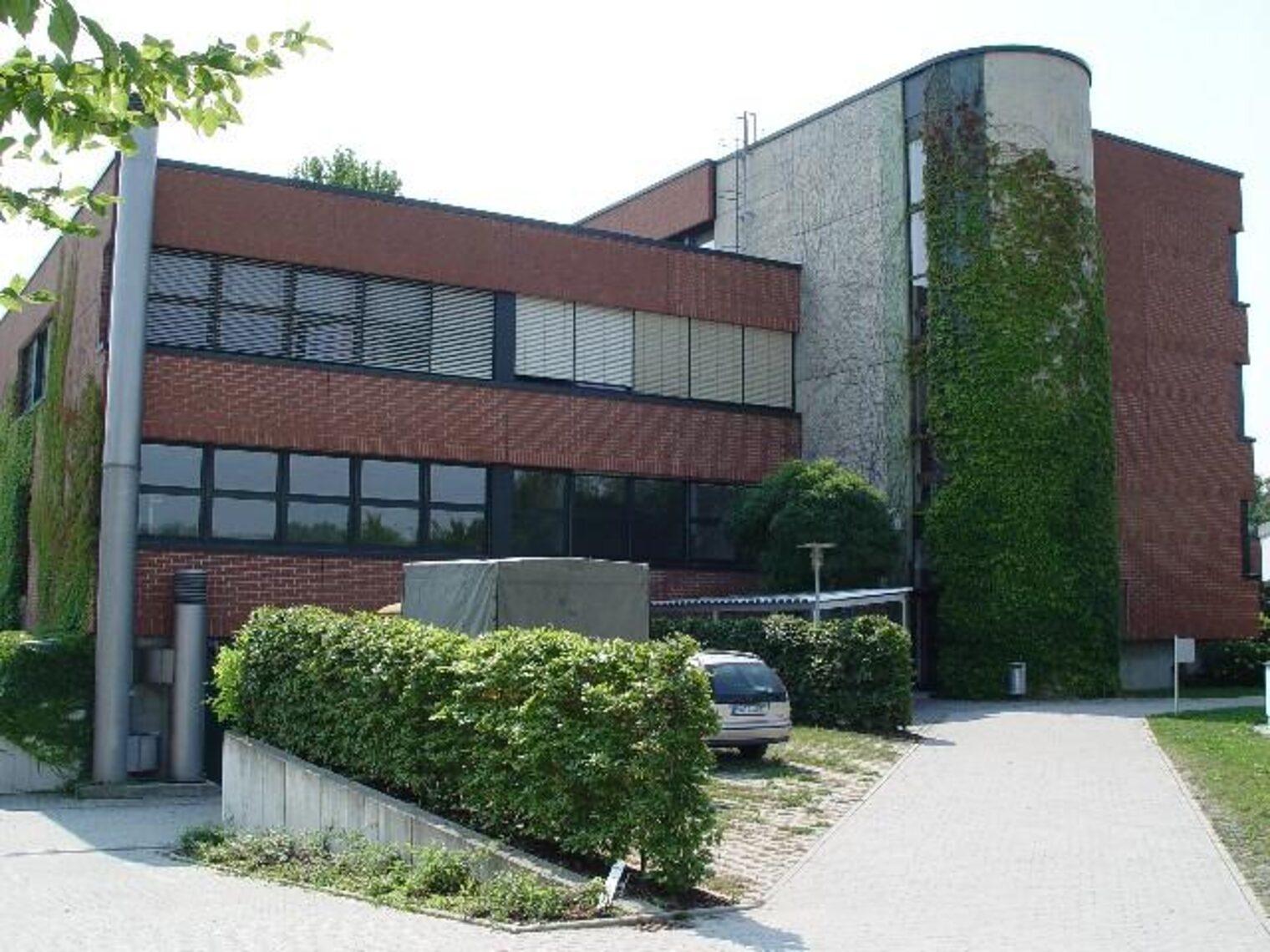 Hauptgebäude (Geb. A) vom Ochsenauweg aus. Hauptgebäude (Geb. A) vom Ochsenauweg aus.