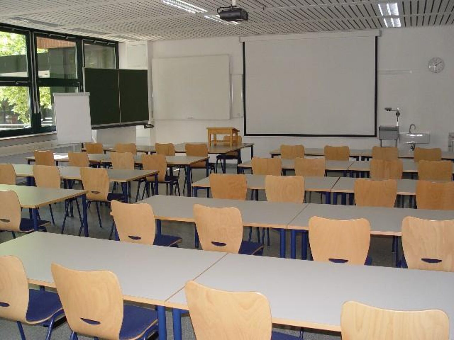 Unterrichtsraum - hell, freundlich ausgestattet mit Projektor, Beamer, Flipchart und mehr. Unterrichtsraum - hell, freundlich ausgestattet mit Projektor, Beamer, Flipchart und mehr.