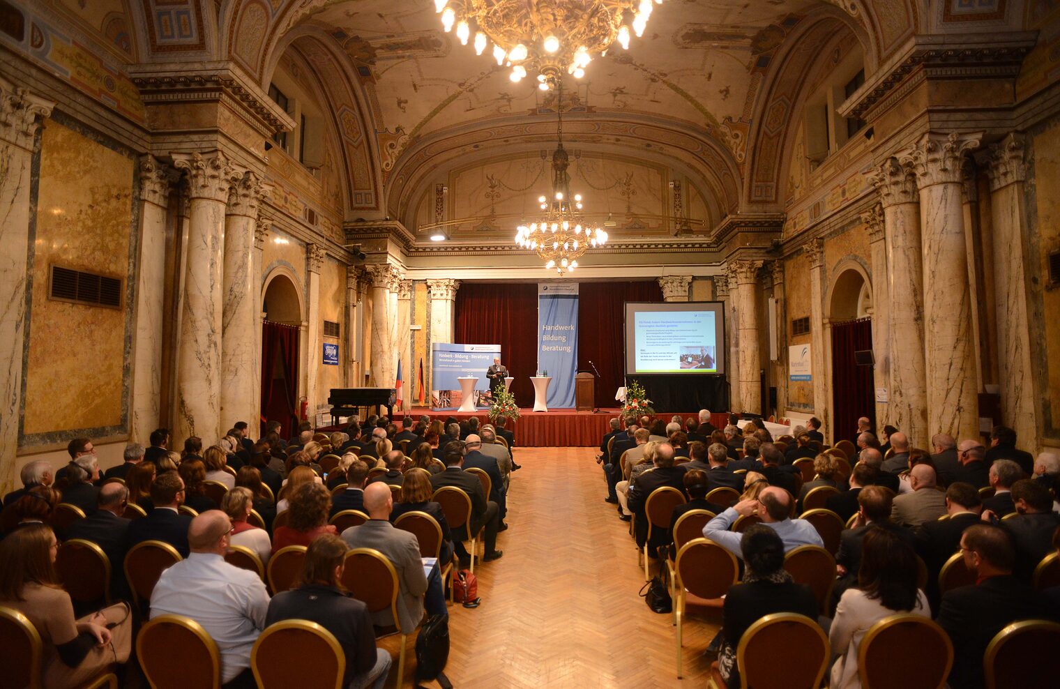 Im abschließenden Plenum wurden den rund 170 internationalen Gästen die konkreten Ergebnisse und Zielsetzungen der Arbeitskreise präsentiert.