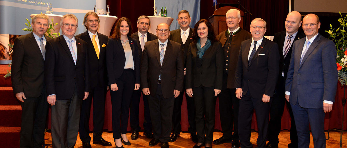 Dass sie die Grenzregion gemeinsam stärken wollen, betonten (v. li. n. re.): Bezirksstellenleiter der Wirtschaftskammer Oberösterreich Dr. Alois Ellmer, Kammervizepräsident Konrad Treitinger, Regierungspräsident der Oberpfalz Axel Bartelt, Hauptorganisatorin Katharina Wierer, der Slowakische Vizekonsul Juraj Solcány, Kammerhauptgeschäftsführer Toni Hinterdobler, Kammerpräsident Dr. Georg Haber, die tschechische Generalkonsulin Kristina Larischová, Kammervizepräsident Richard Hettmann, stv. Kammerhauptgeschäftsführer Jürgen Kilger, Abteilungsleiter der Wirtschaftskammer Oberösterreich Dr. Robert Leitner und Referatsleiter in der Europäischen Kommission Andreas von Busch. Dass sie die Grenzregion gemeinsam stärken wollen, betonten (v. li. n. re.): Bezirksstellenleiter der Wirtschaftskammer Oberösterreich Dr. Alois Ellmer, Kammervizepräsident Konrad Treitinger, Regierungspräsident der Oberpfalz Axel Bartelt, Hauptorganisatorin Katharina Wierer, der Slowakische Vizekonsul Juraj Solcány, Kammerhauptgeschäftsführer Toni Hinterdobler, Kammerpräsident Dr. Georg Haber, die tschechische Generalkonsulin Kristina Larischová, Kammervizepräsident Richard Hettmann, stv. Kammerhauptgeschäftsführer Jürgen Kilger, Abteilungsleiter der Wirtschaftskammer Oberösterreich Dr. Robert Leitner und Referatsleiter in der Europäischen Kommission Andreas von Busch.