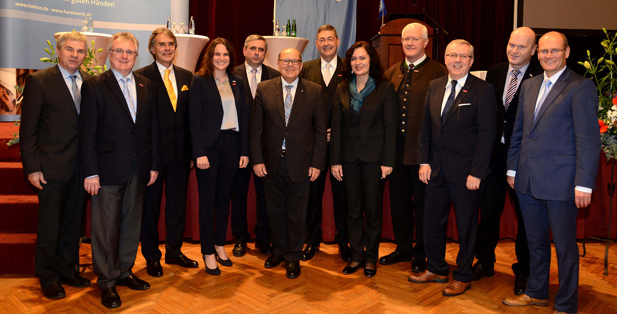 Dass sie die Grenzregion gemeinsam stärken wollen, betonten (v. li. n. re.): Bezirksstellenleiter der Wirtschaftskammer Oberösterreich Dr. Alois Ellmer, Kammervizepräsident Konrad Treitinger, Regierungspräsident der Oberpfalz Axel Bartelt, Hauptorganisatorin Katharina Wierer, der Slowakische Vizekonsul Juraj Solcány, Kammerhauptgeschäftsführer Toni Hinterdobler, Kammerpräsident Dr. Georg Haber, die tschechische Generalkonsulin Kristina Larischová, Kammervizepräsident Richard Hettmann, stv. Kammerhauptgeschäftsführer Jürgen Kilger, Abteilungsleiter der Wirtschaftskammer Oberösterreich Dr. Robert Leitner und Referatsleiter in der Europäischen Kommission Andreas von Busch. Dass sie die Grenzregion gemeinsam stärken wollen, betonten (v. li. n. re.): Bezirksstellenleiter der Wirtschaftskammer Oberösterreich Dr. Alois Ellmer, Kammervizepräsident Konrad Treitinger, Regierungspräsident der Oberpfalz Axel Bartelt, Hauptorganisatorin Katharina Wierer, der Slowakische Vizekonsul Juraj Solcány, Kammerhauptgeschäftsführer Toni Hinterdobler, Kammerpräsident Dr. Georg Haber, die tschechische Generalkonsulin Kristina Larischová, Kammervizepräsident Richard Hettmann, stv. Kammerhauptgeschäftsführer Jürgen Kilger, Abteilungsleiter der Wirtschaftskammer Oberösterreich Dr. Robert Leitner und Referatsleiter in der Europäischen Kommission Andreas von Busch.