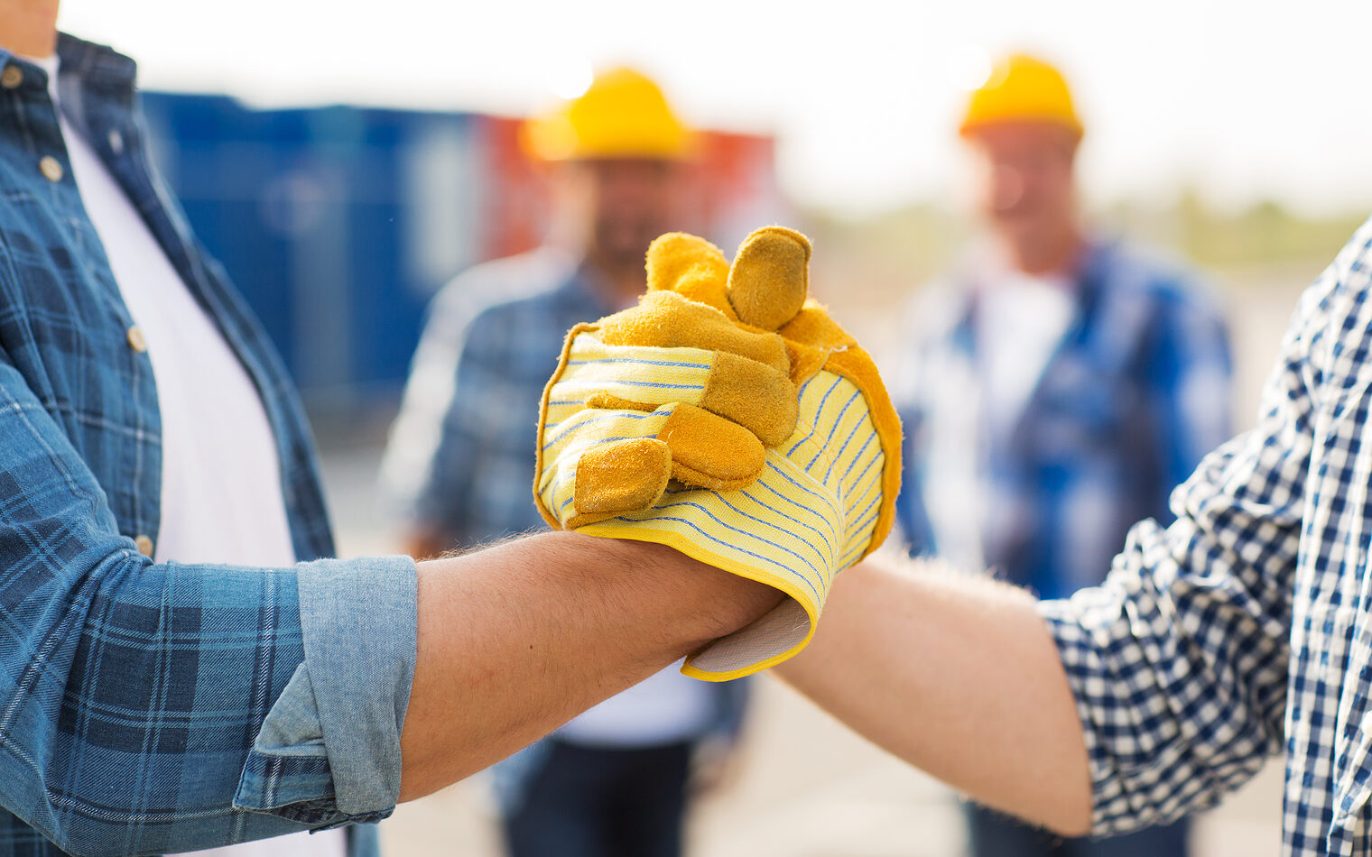 building, teamwork, partnership, gesture and people concept - close up of builders hands in gloves greeting each other with handshake on construction site Schlagwort(e): hands, handshake, builders, building, construction, partnership, teamwork, men, male, team, constructors, workers, success, cooperation, urban, hardhats, manual, greeting, estate, people, colleagues, gloves, workmen, person, appointment, contractors, group, gesture, outdoors, real, meeting, co-working, professionals, site, co-workers, development, young, industrial, city, successful, closeup, concept, human, body part, hands, handshake, builders, building, construction, partnership, teamwork, men, male, team, constructors, workers, success, cooperation, urban, hardhats, manual, greeting, estate, people, colleagues, gloves, workmen, person, appointment, contractors, group, gesture, outdoors, real, meeting, co-working, professionals, site, co-workers, development, young, industrial, city, successful, closeup, concept, human, body part