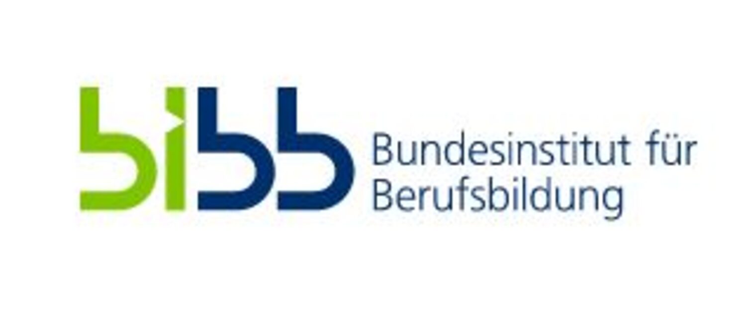 Logo des Bundesinstitut für Beruffsbildung. grünes b und i und zwei blaue b