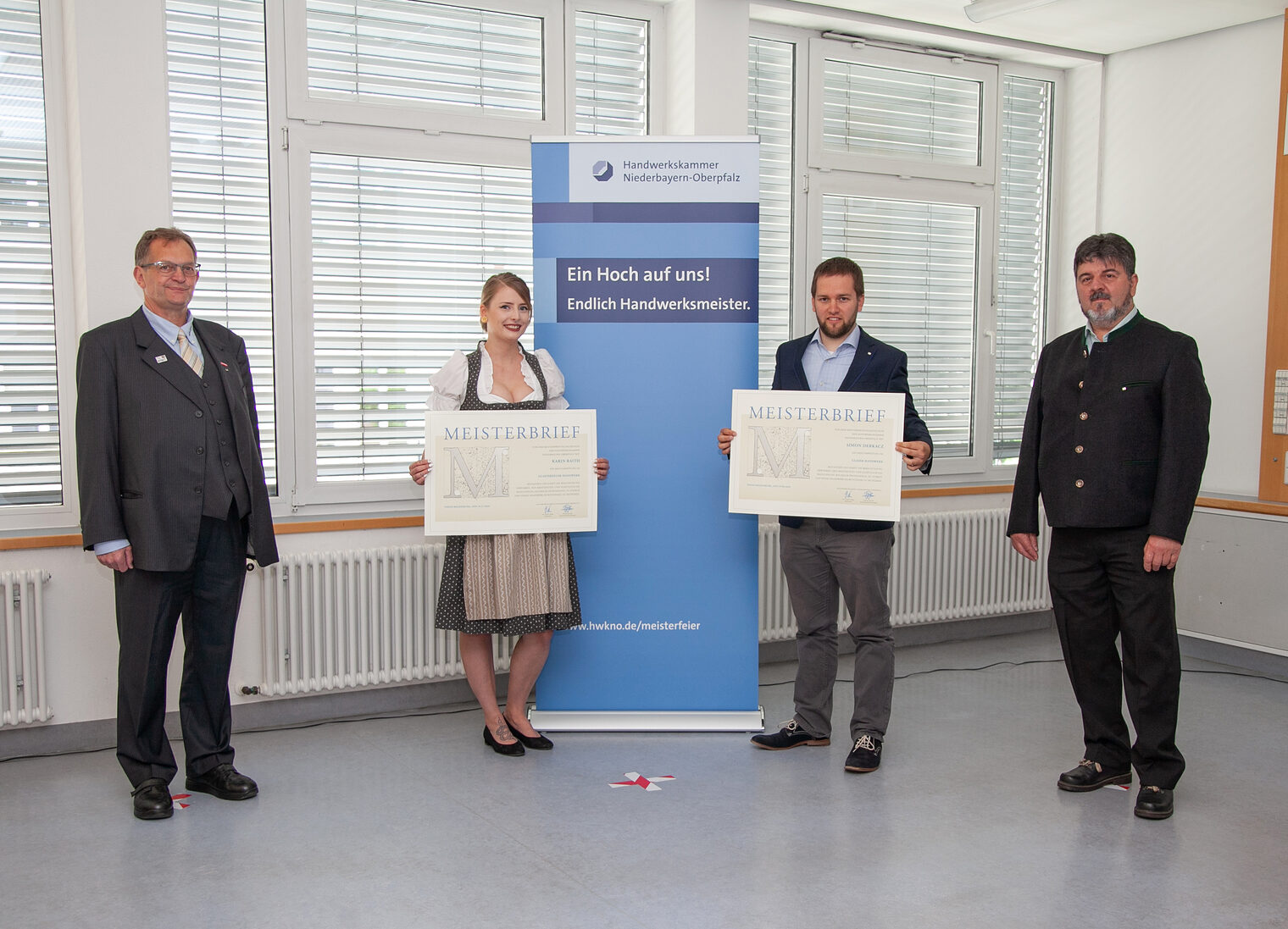 Bildungszentrumsleiter Josef Sailer (links) und Kursleiter Georg Maier (rechts) überreichten Glasveredlerin Karin Raith und Glaser Simon Derkacz den begehrten Meisterbrief. Bildungszentrumsleiter Josef Sailer (links) und Kursleiter Georg Maier (rechts) überreichten Glasveredlerin Karin Raith und Glaser Simon Derkacz den begehrten Meisterbrief.