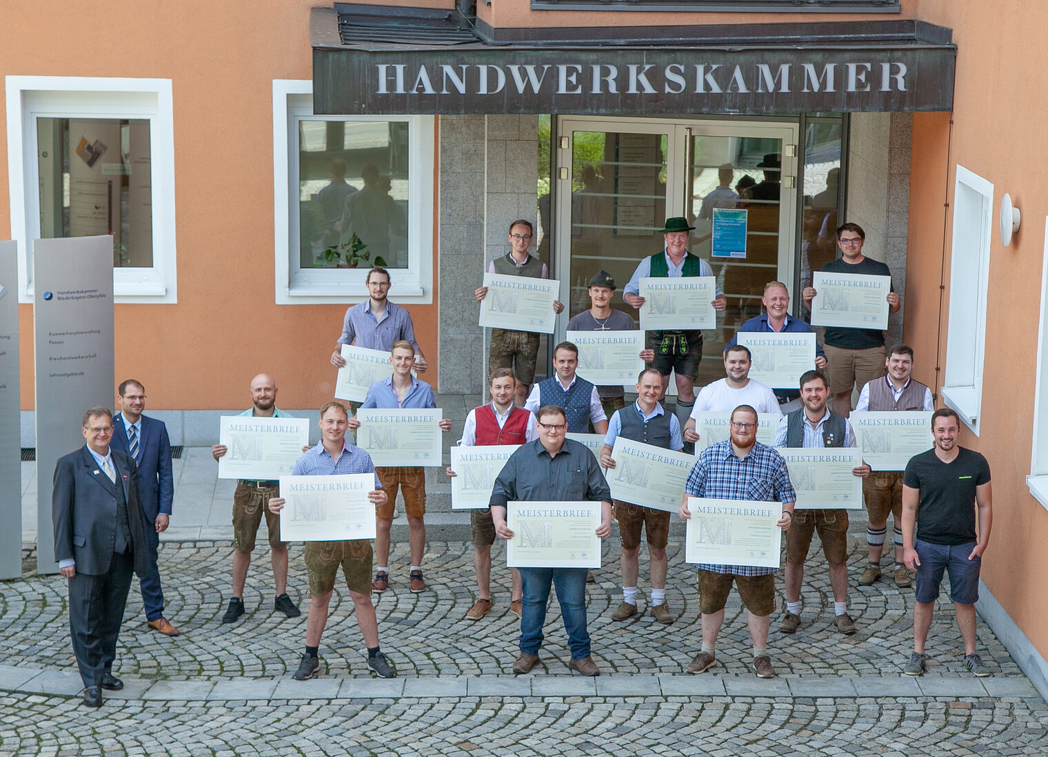 Beglückwünschten die erfolgreichen Absolventen zu ihrem neuen Abschluss: (1. Reihe, 1. v. li.) Bildungszentrumsleiter Josef Sailer und (2. Reihe, 1. v. li.) Ausbilder Martin Freymadl. Beglückwünschten die erfolgreichen Absolventen zu ihrem neuen Abschluss: (1. Reihe, 1. v. li.) Bildungszentrumsleiter Josef Sailer und (2. Reihe, 1. v. li.) Ausbilder Martin Freymadl.