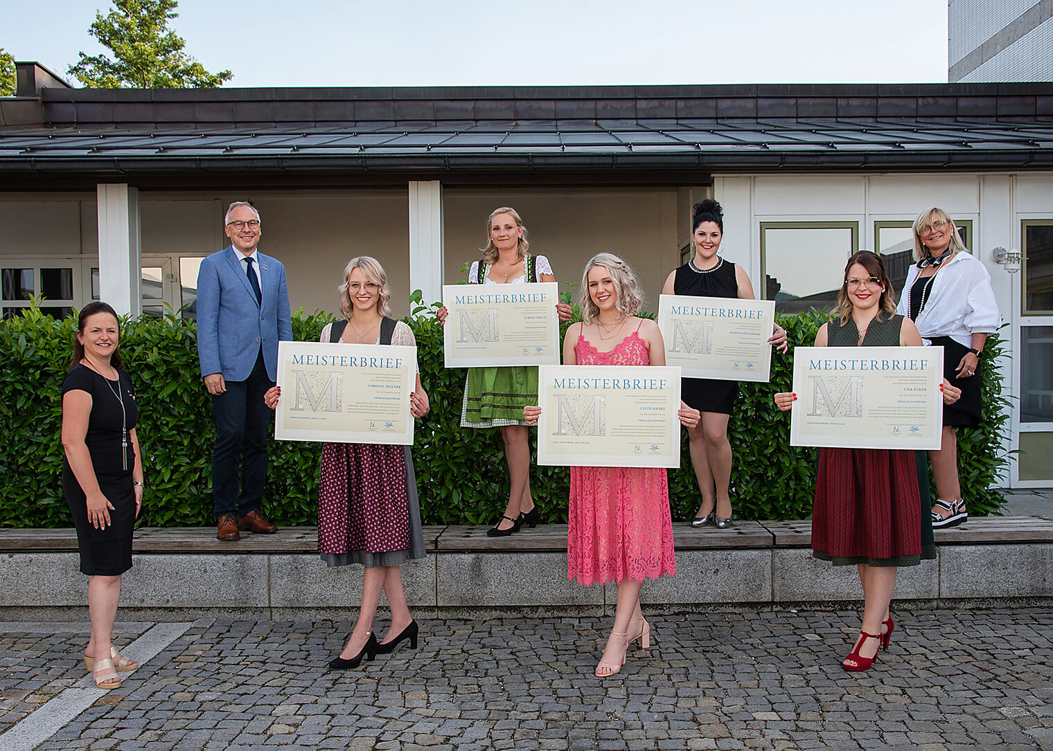 Stolz zeigen die Absolventinnen ihre Meisterbriefe in die Kamera. Stolz zeigen die Absolventinnen ihre Meisterbriefe in die Kamera.