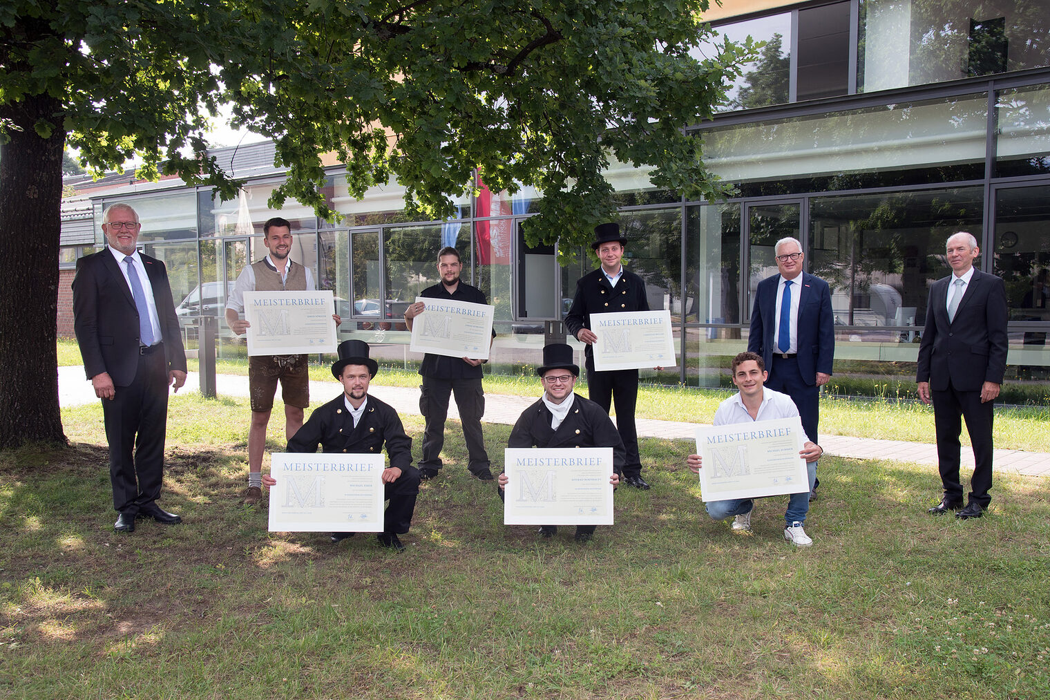 Gruppenfoto Kaminkehrer bei der Meisterbriefübergabe in Neumarkt. Gruppenfoto Kaminkehrer bei der Meisterbriefübergabe in Neumarkt.