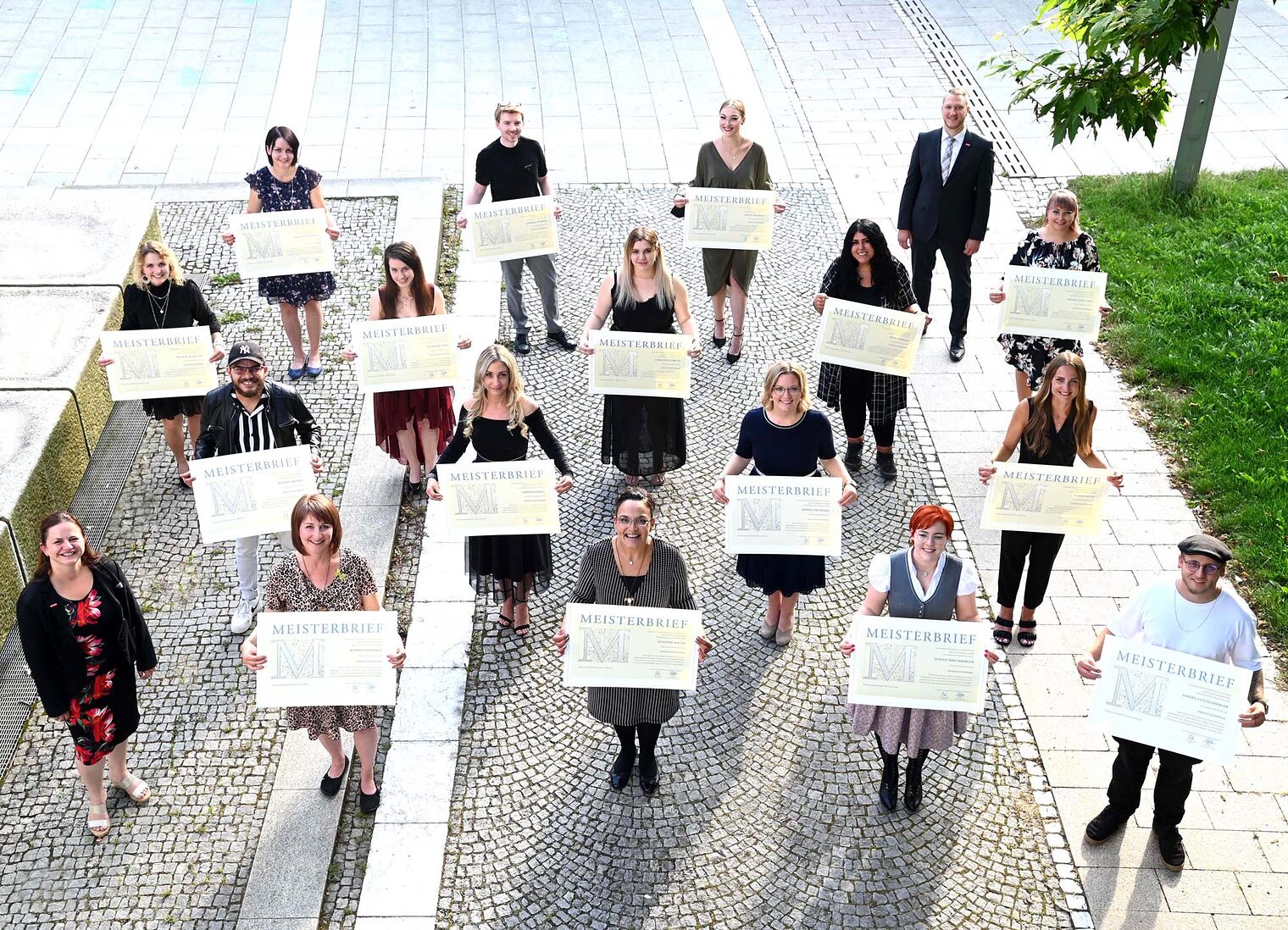 Gruppenfoto der Friseure bei der Meisterbriefübergabe 2021 in Weiden. Gruppenfoto der Friseure bei der Meisterbriefübergabe 2021 in Weiden.