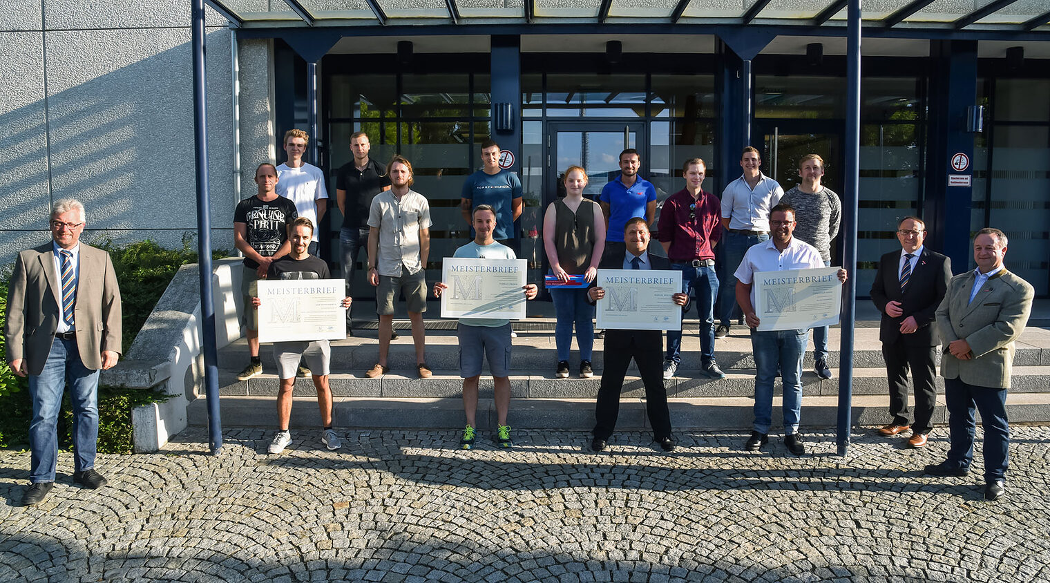 Beglückwünschten die Absolventen bei der Übergabefeier: HWK-Vizepräsident Christian Läpple (1. v. re.), Kursleiter Eckbert Hubert (2. v. re.) und Kursleiter Hermann Ebenbeck (1. v. li.). Beglückwünschten die Absolventen bei der Übergabefeier: HWK-Vizepräsident Christian Läpple (1. v. re.), Kursleiter Eckbert Hubert (2. v. re.) und Kursleiter Hermann Ebenbeck (1. v. li.).