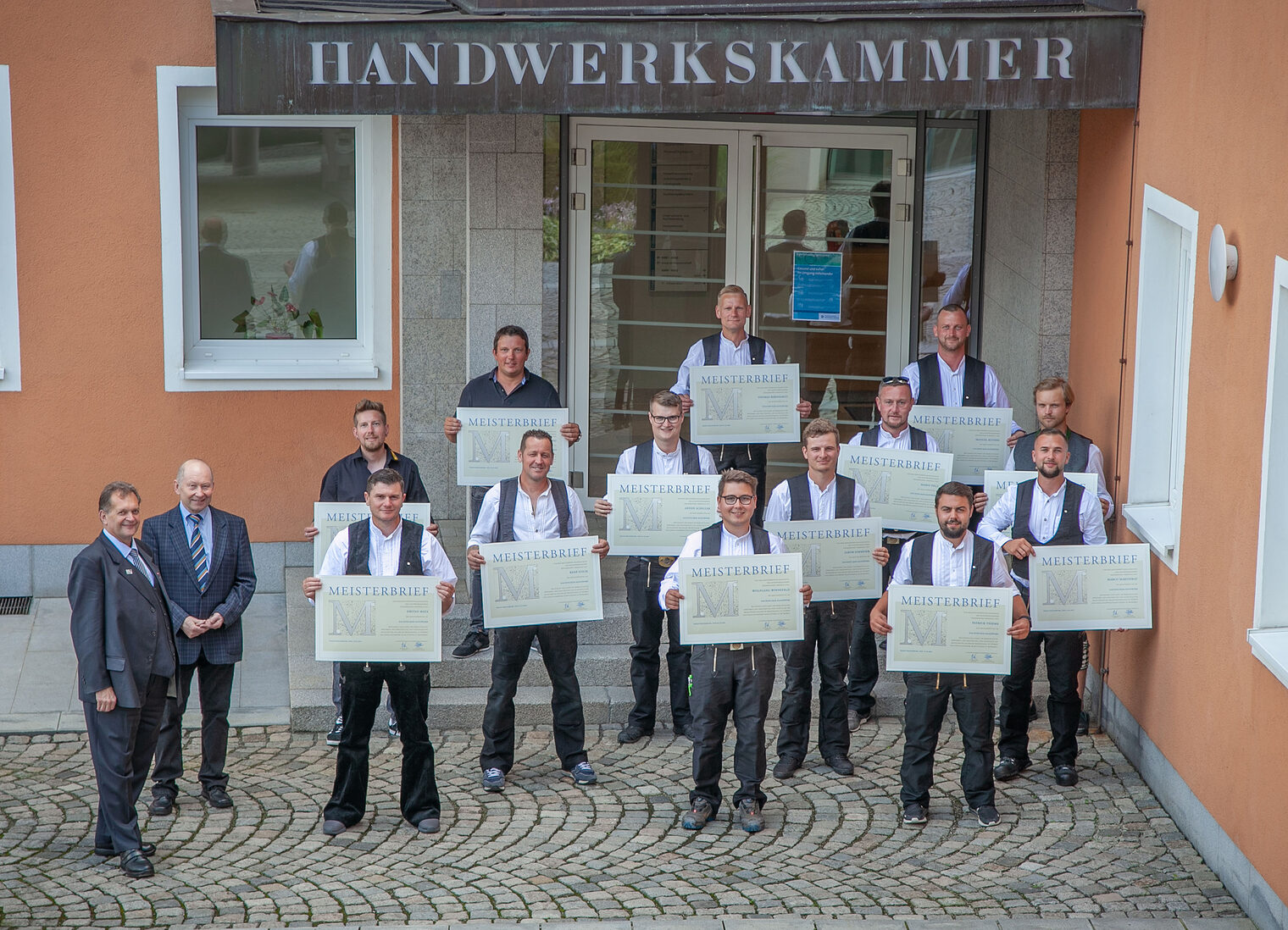 Gruppenfoto der Dachdecker bei der Meisterbriefübergabe in Passau. Gruppenfoto der Dachdecker bei der Meisterbriefübergabe in Passau.