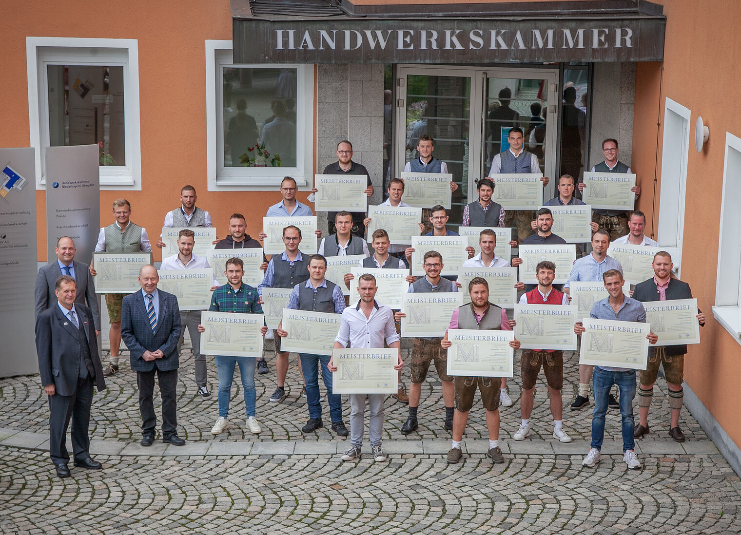 Gruppenfoto der Installateur- u. Heizungsbauer bei der Meisterbriefübergabe in Passau. Gruppenfoto der Installateur- u. Heizungsbauer bei der Meisterbriefübergabe in Passau.