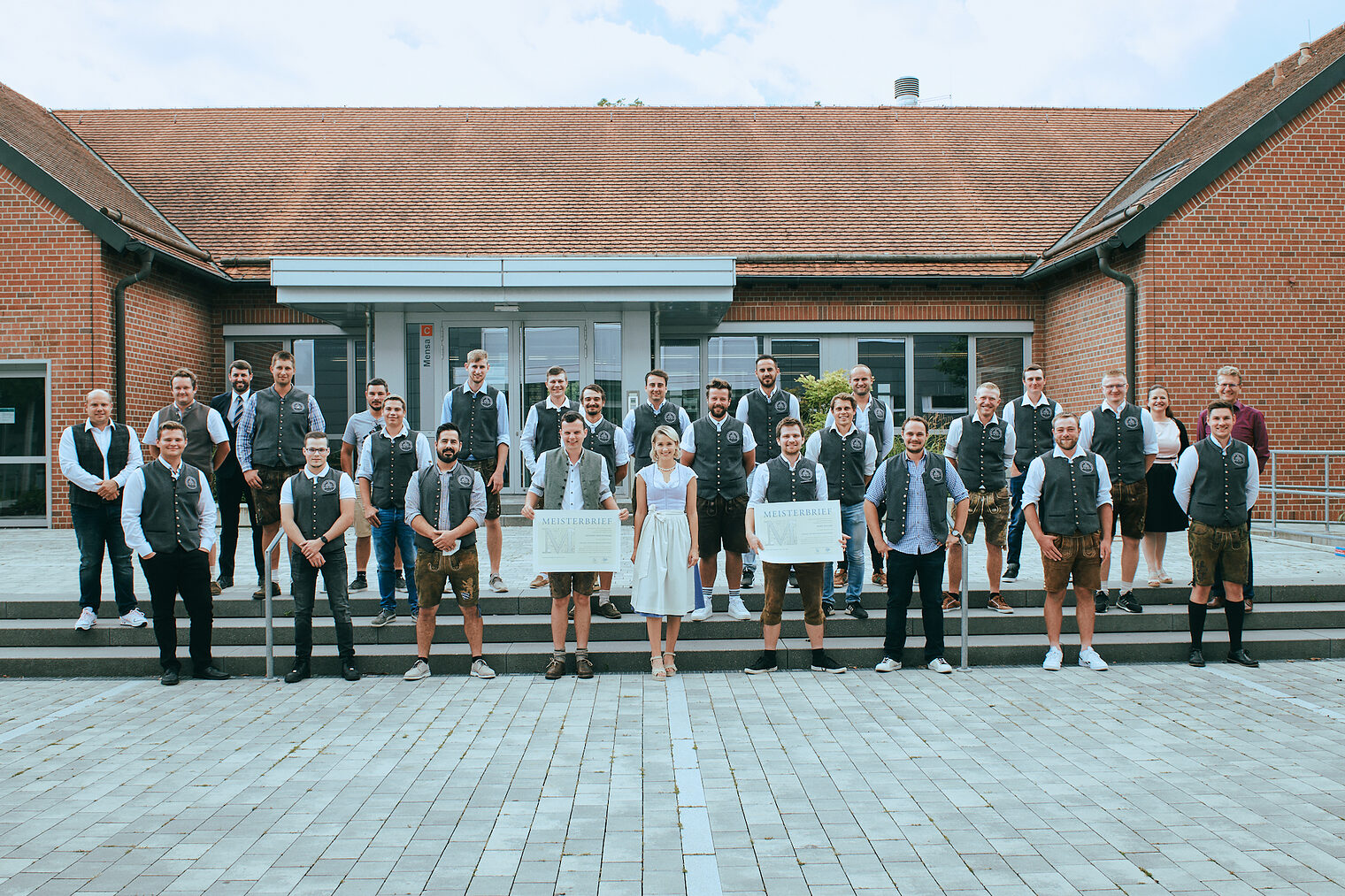 Gruppenfoto der Maurer u. Betonbauer bei der Meisterbriefübergabe in Regensburg. Gruppenfoto der Maurer u. Betonbauer bei der Meisterbriefübergabe in Regensburg.
