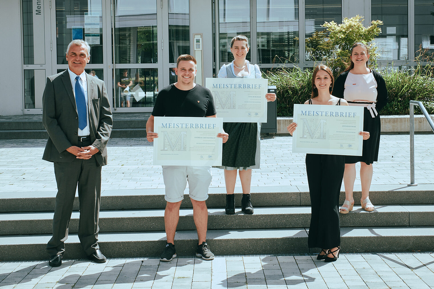 Gruppenfoto der Raumausstatter bei der Meisterbriefübergabe in Regensburg. Gruppenfoto der Raumausstatter bei der Meisterbriefübergabe in Regensburg.