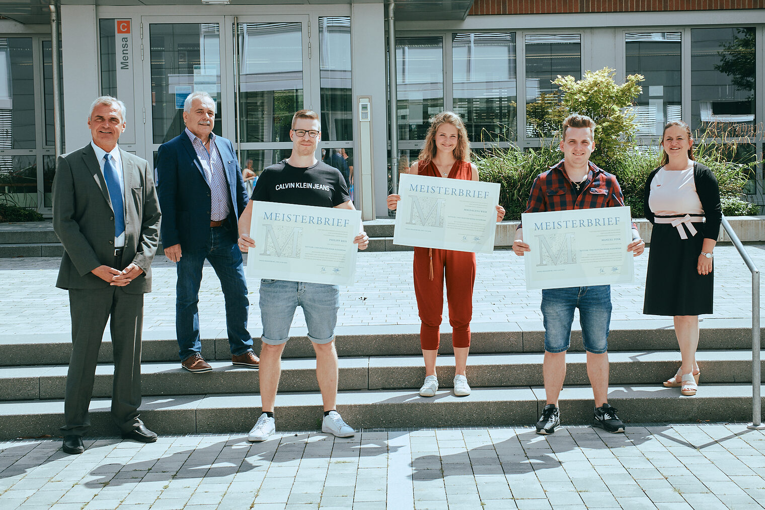 Gruppenfoto der Sattler und Feintäschner bei der Meisterbriefübergabe in Regensburg. Gruppenfoto der Sattler und Feintäschner bei der Meisterbriefübergabe in Regensburg.