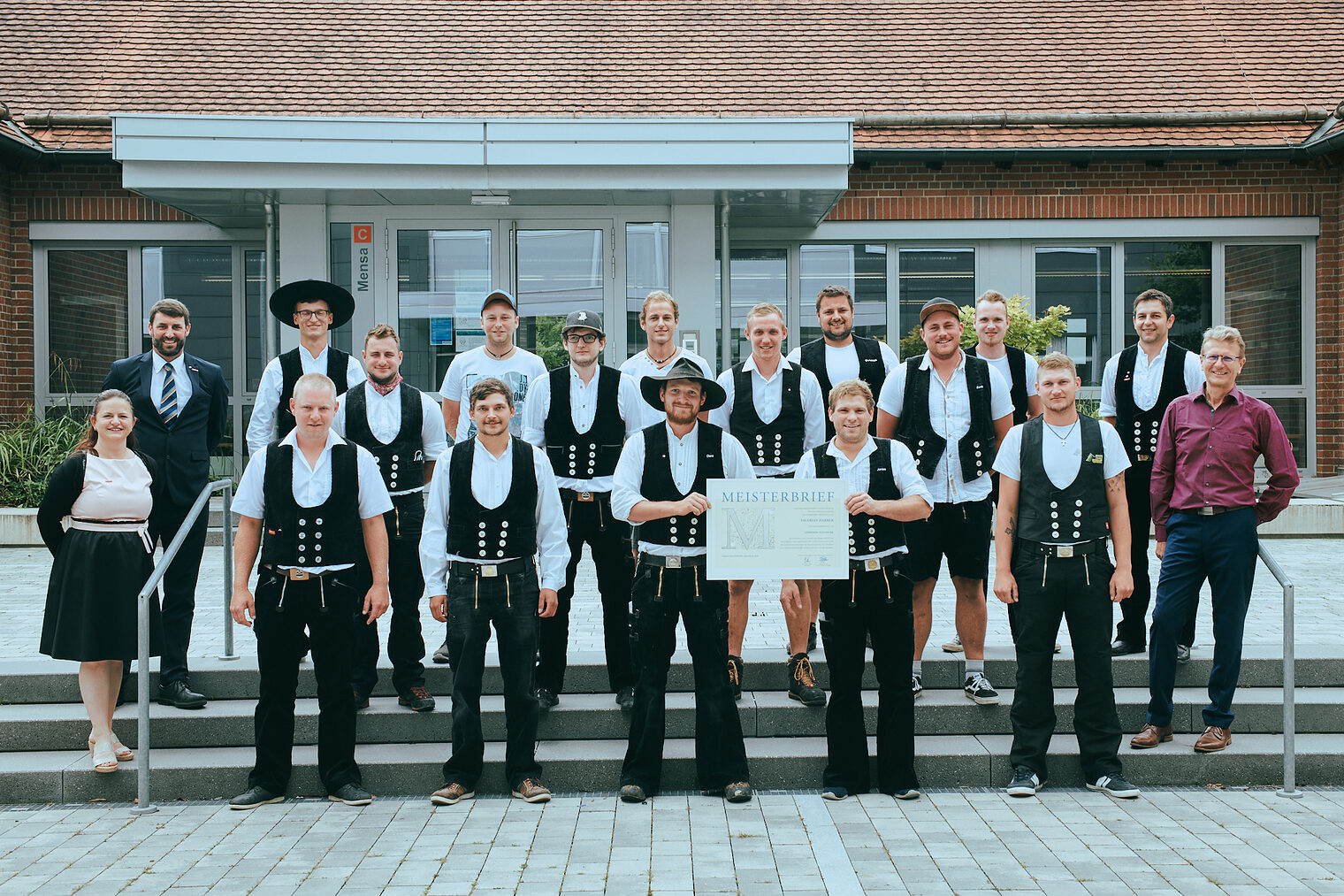 Gruppenfoto der Zimmerer bei der Meisterbriefübergabe in Regensburg. Gruppenfoto der Zimmerer bei der Meisterbriefübergabe in Regensburg.