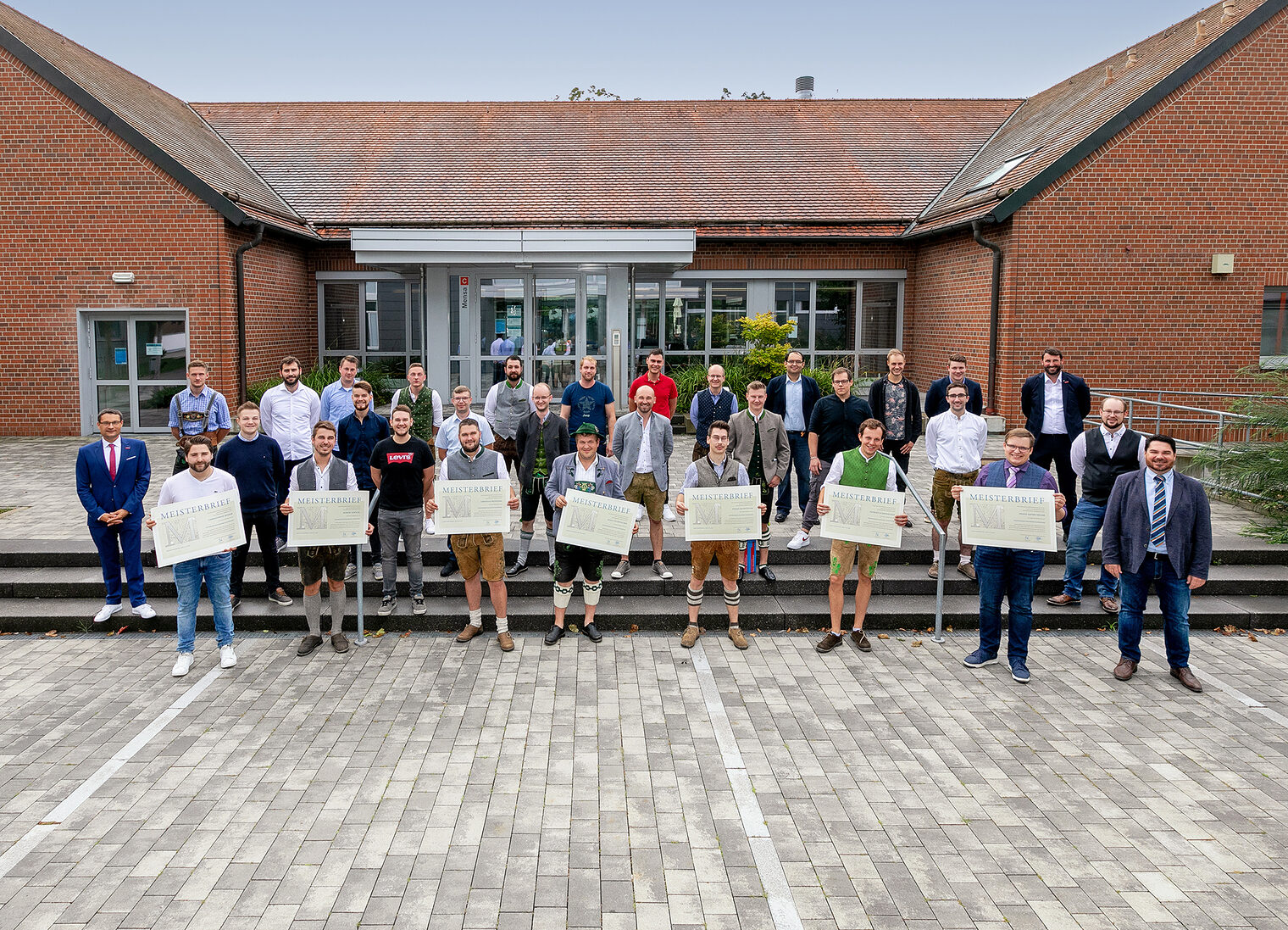Gruppenfoto der Feinwerkmechaniker-Meister in Regensburg. Gruppenfoto der Feinwerkmechaniker-Meister in Regensburg.