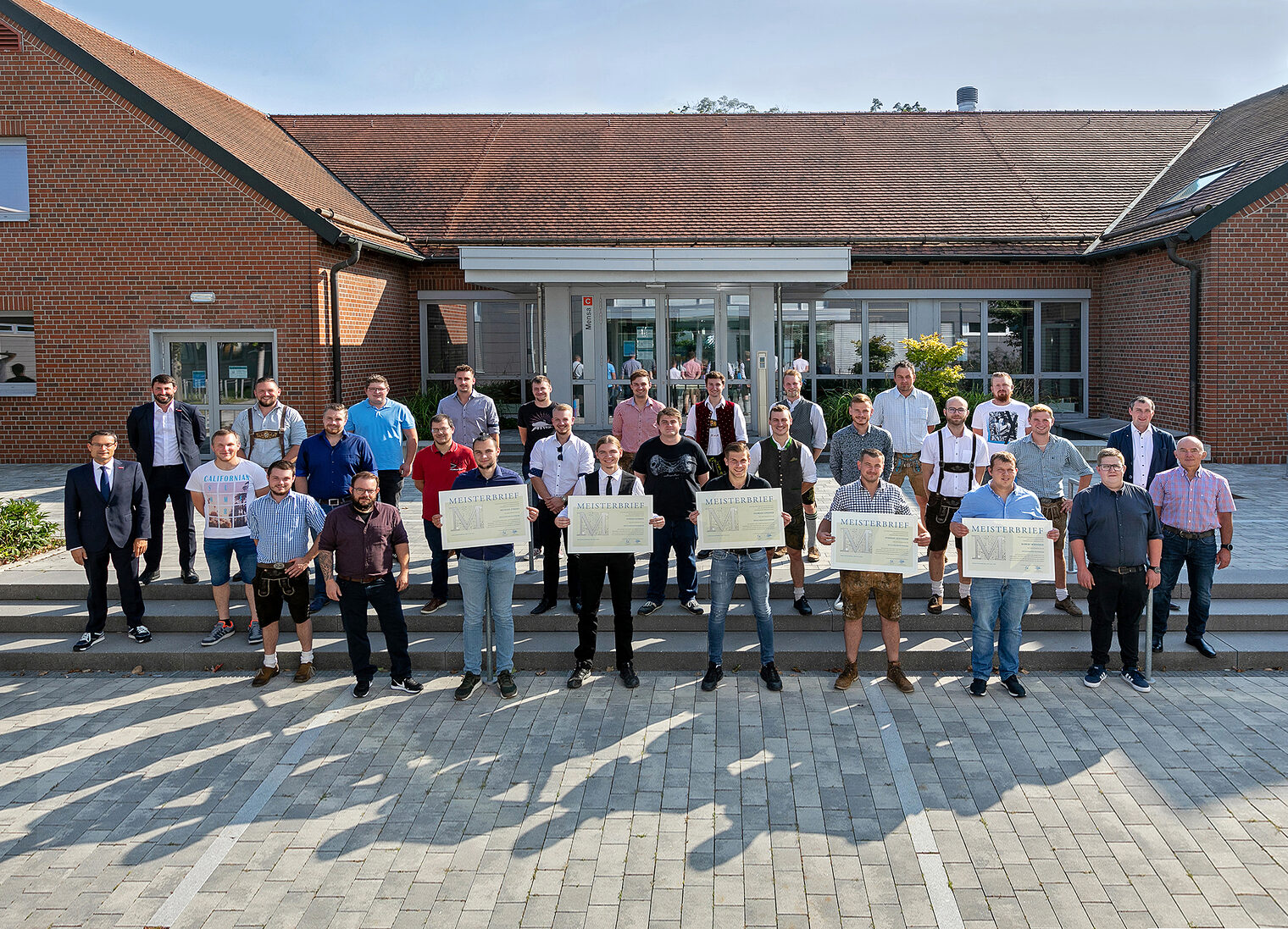 Gruppenfoto der Metallbauermeister in Regensburg. Gruppenfoto der Metallbauermeister in Regensburg.