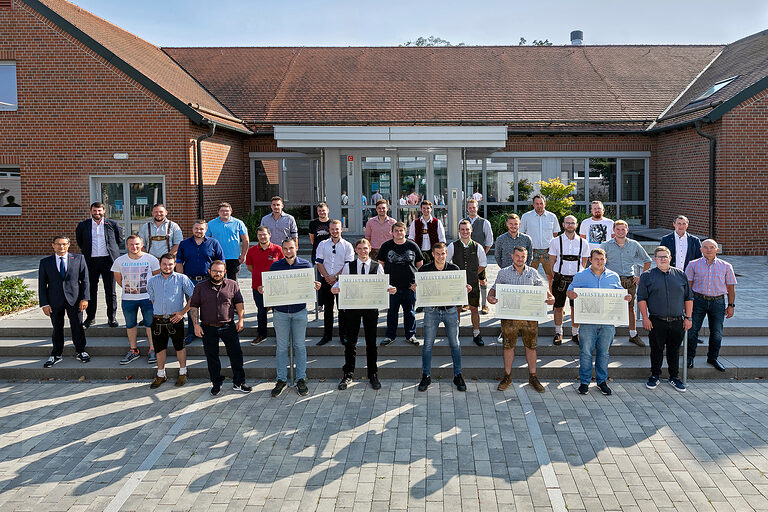 Gruppenfoto der Metallbauermeister in Regensburg. 