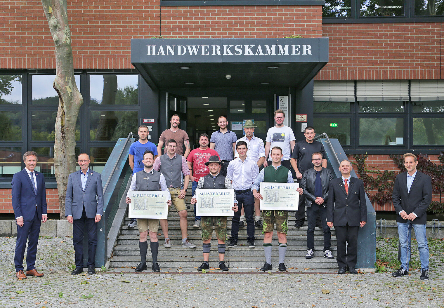 Gruppenfoto der Kraftfahrzeugtechniker vor dem Bildungszentrum in Landshut. Gruppenfoto der Kraftfahrzeugtechniker vor dem Bildungszentrum in Landshut.