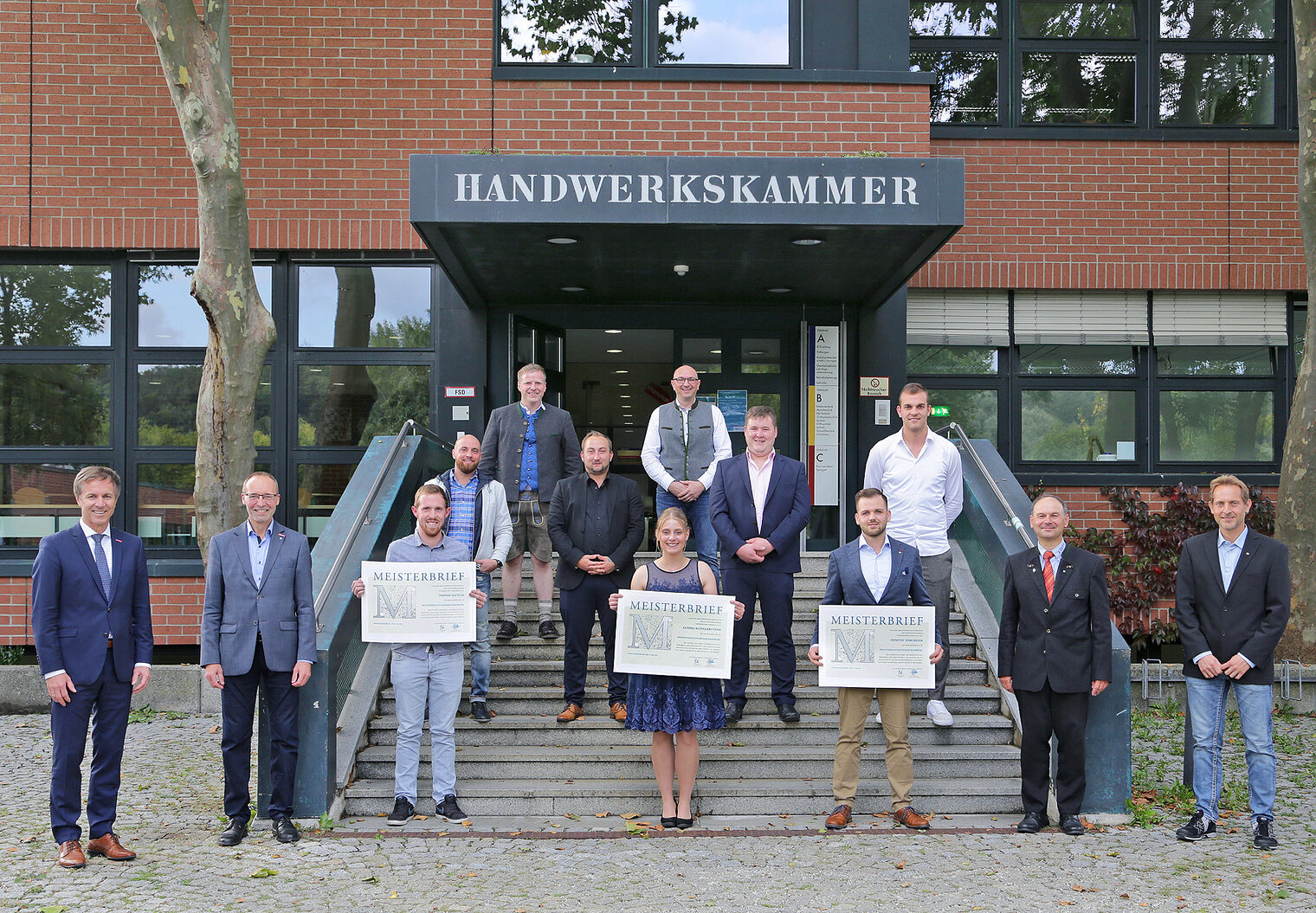 Gruppenfoto 2 der Kraftfahrzeugtechnikermeister im Bildungszentrum in Landshut. Gruppenfoto 2 der Kraftfahrzeugtechnikermeister im Bildungszentrum in Landshut.