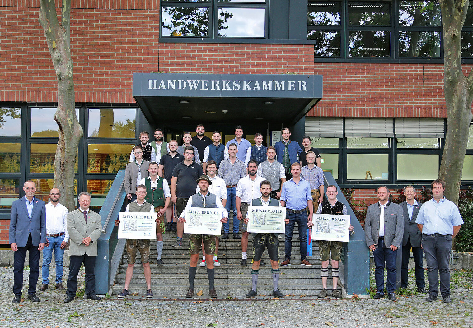 Gruppenfoto der Landmaschinenmechaniker-Meister in Landshut. Gruppenfoto der Landmaschinenmechaniker-Meister in Landshut.
