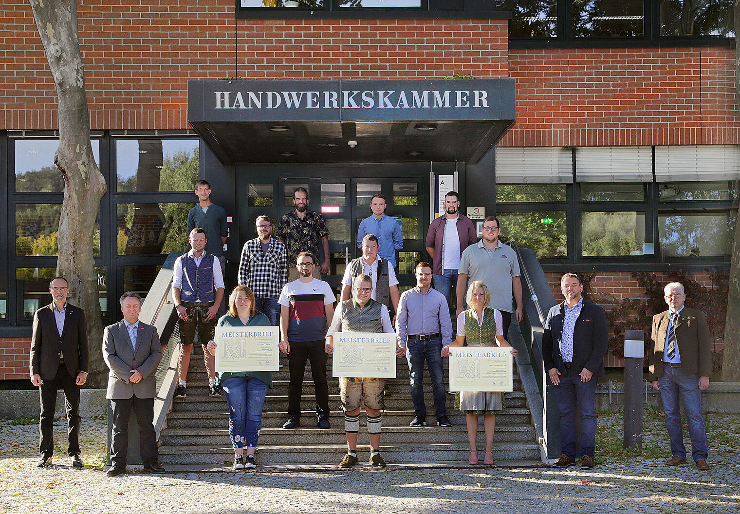 Die Karosserie-u. Fahrzeugbauer bei der Meisterbriefübergabe in Landshut. Gruppenbild der Karosserie-u. Fahrzeugbauer bei der Meisterbriefübergabe in Landshut.
