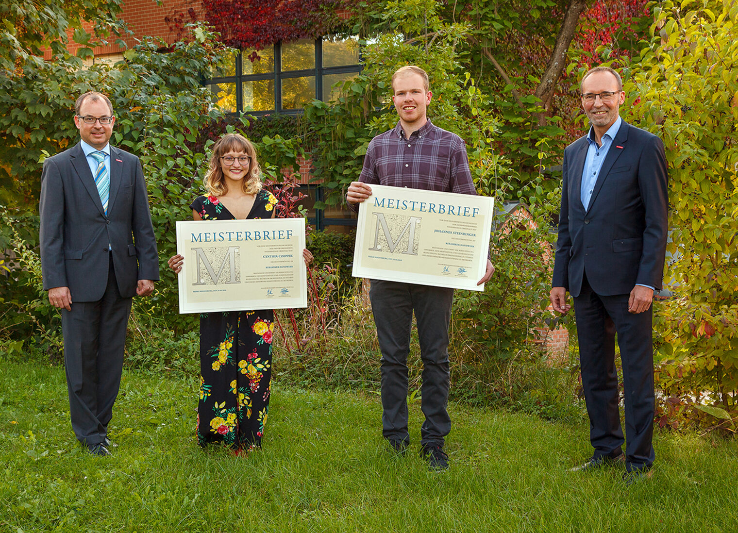 Gruppenfoto der Keramiker bei der Meisterbriefübergabe in Landshut. Gruppenfoto der Keramiker bei der Meisterbriefübergabe in Landshut.