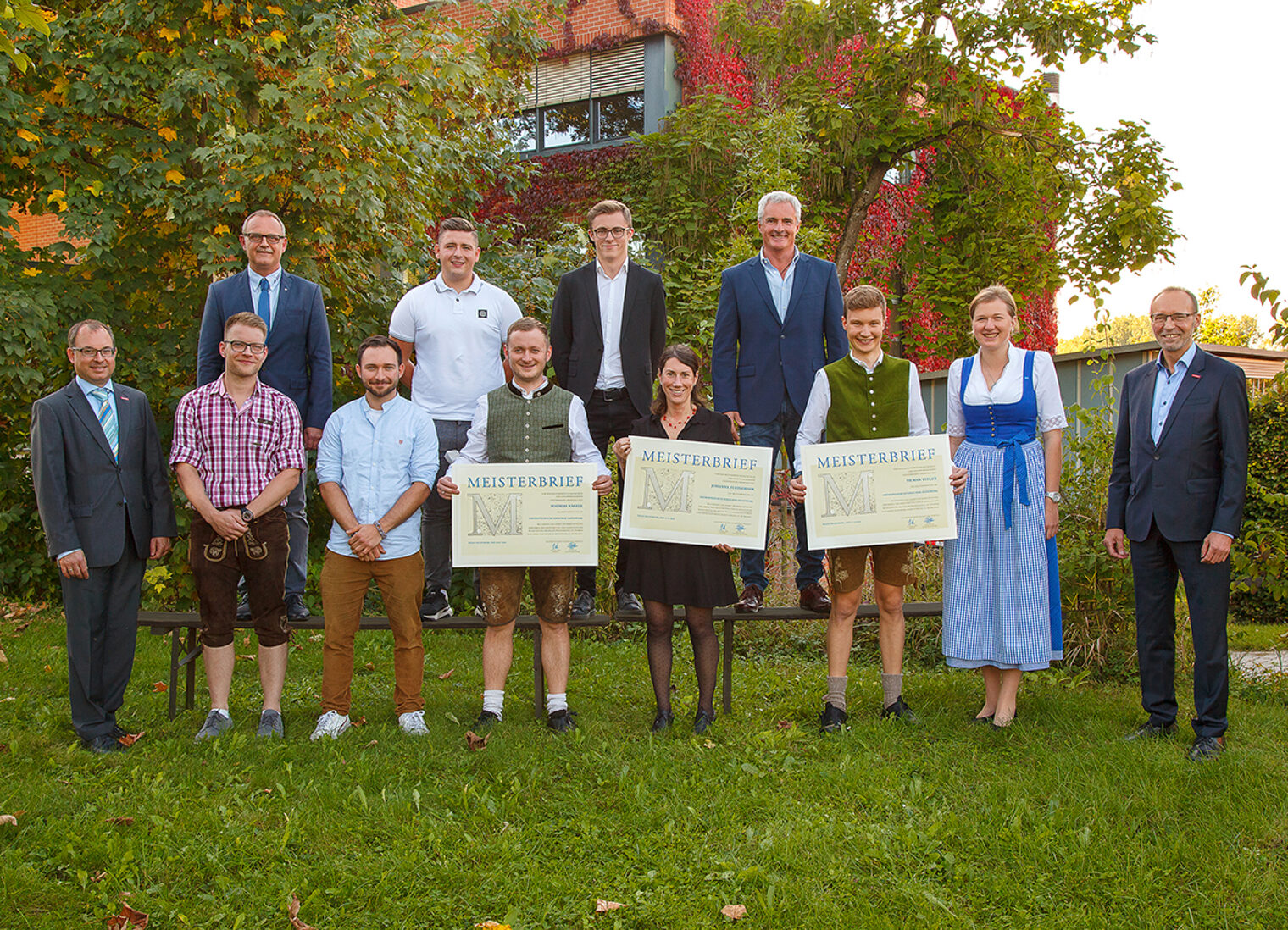 Gruppenfoto der Orthopädieschuhmacher bei der Meisterbriefübergabe. Gruppenfoto der Orthopädieschuhmacher bei der Meisterbriefübergabe in Landshut.