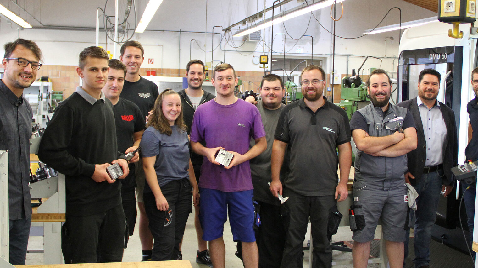 Diese jungen Leute haben ihr praktisches Können im Feinwerkmechaniker-Handwerk unter Beweis gestellt, unterstützt von den beiden Ausbildern Maximilian Maly (li.) und Josef Bartmann (re.).