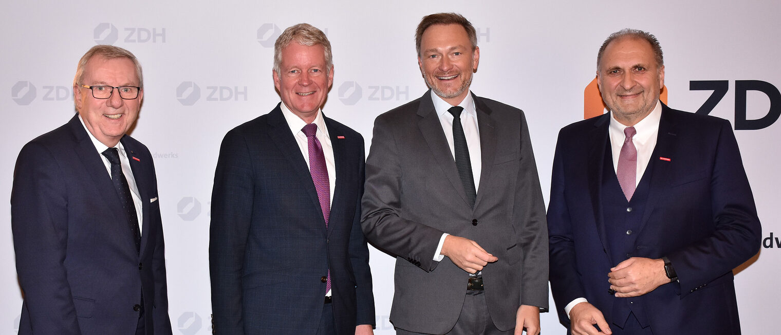 HWK-Hauptgeschäftsführer Jürgen Kilger (li.) warb beim ZDH-Steuerforum in Berlin zusammen mit dem ehemaligen ZDH-Präsidenten Hans Peter Wollseifer (re.) sowie ZDH-Generalsekretär Holger Schwannecke (2. v. li.) bei Bundesfinanzminister Christian Lindner (2.v.re.) für eine mittelstandsfreundliche Steuerpolitik.