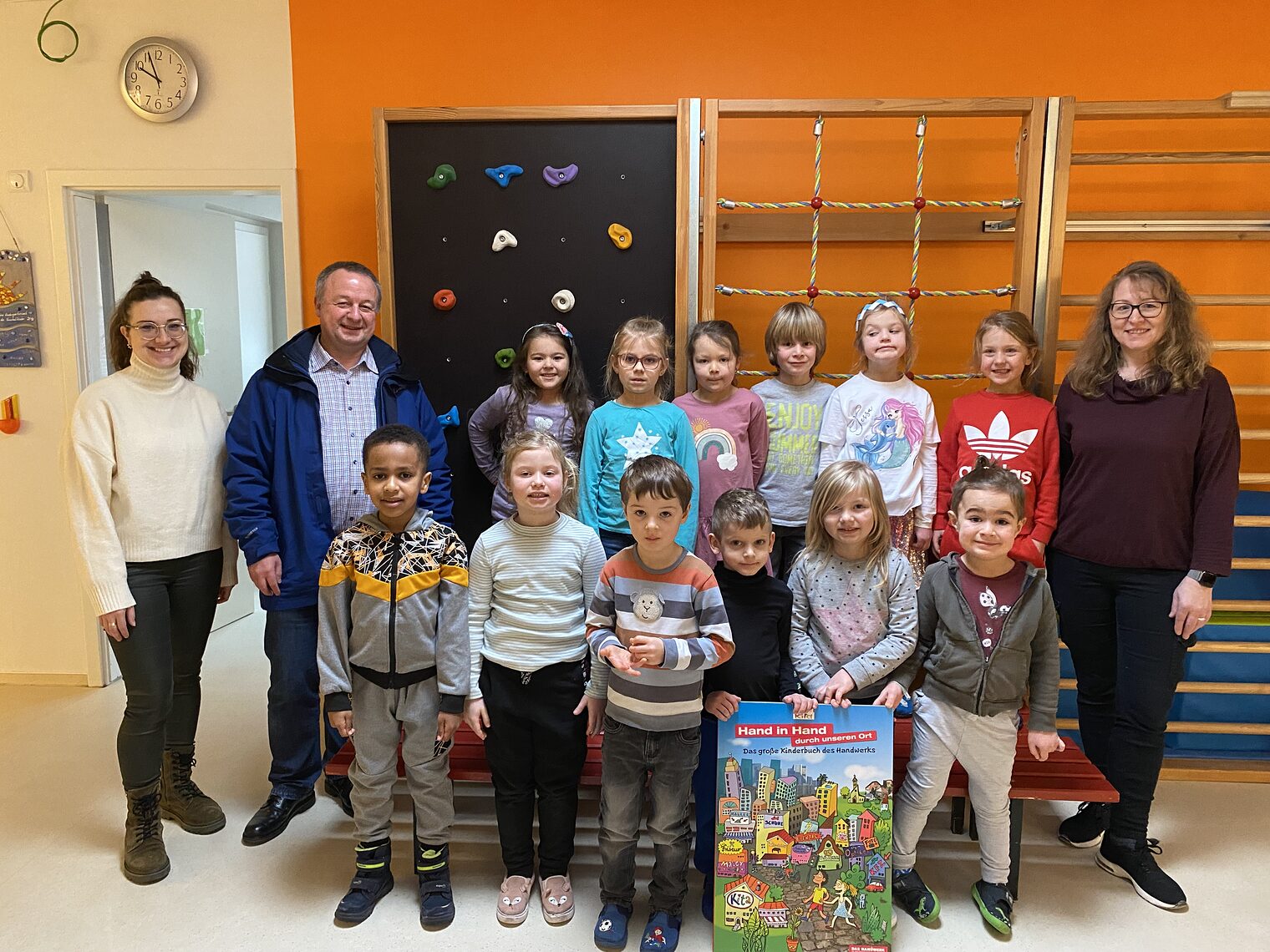 Schon im Kindergartenalter für das Handwerk begeistern: HWK-Vizepräsident Christian Läpple (2. v. li.) bedankte sich bei den Kindern und Erzieherinnen von St. Otto für die engagierte Teilnahme am Wettbewerb. Schon im Kindergartenalter für das Handwerk begeistern: HWK-Vizepräsident Christian Läpple (2. v. li.) bedankte sich bei den Kindern und Erzieherinnen von St. Otto für die engagierte Teilnahme am Wettbewerb.