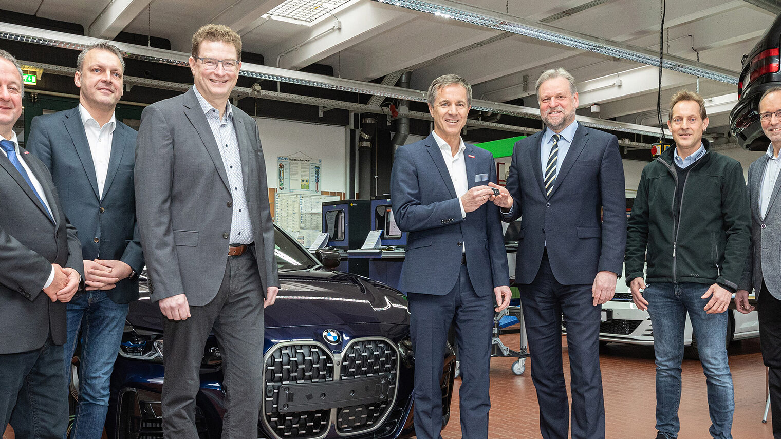 Dr. Stefan Kasperowski, Standortleiter BMW Group Werk Landshut (3.v.r.) und Robert Hubauer, Geschäftsführer BMW Hubauer GmbH (3.v.l.) übergaben einen BMW M440i xDrive an Hans Schmidt, stv. HWK-Hauptgeschäftsführer (Mitte) und HWK-Vizepräsident Christian Läpple im Beisein von Stefan Müller-Eder, BMW Vertrieb Deutschland, Siegfried Linderer, Kursleiter Kfz und Michael Pigat, Leiter des Bildungszentrums Landshut (v.l.n.r.) .