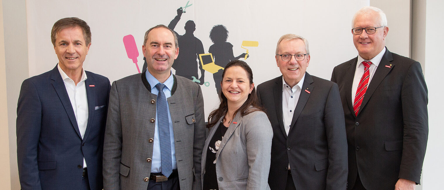 Wollen beim Tag des Handwerks möglichst viele Schülerinnen und Schüler für Handwerksberufe begeistern (v. re.): HWK-Vizepräsident Richard Hettmann, HWK-Hauptgeschäftsführer Jürgen Kilger, HWK-Vizepräsidentin Kathrin Zellner, Staatsminister Hubert Aiwanger und der stellvertretende HWK-Hauptgeschäftsführer Hans Schmidt. Wollen beim Tag des Handwerks möglichst viele Schülerinnen und Schüler für Handwerksberufe begeistern (v. re.): HWK-Vizepräsident Richard Hettmann, HWK-Hauptgeschäftsführer Jürgen Kilger, HWK-Vizepräsidentin Kathrin Zellner, Staatsminister Hubert Aiwanger und der stellvertretende HWK-Hauptgeschäftsführer Hans Schmidt.