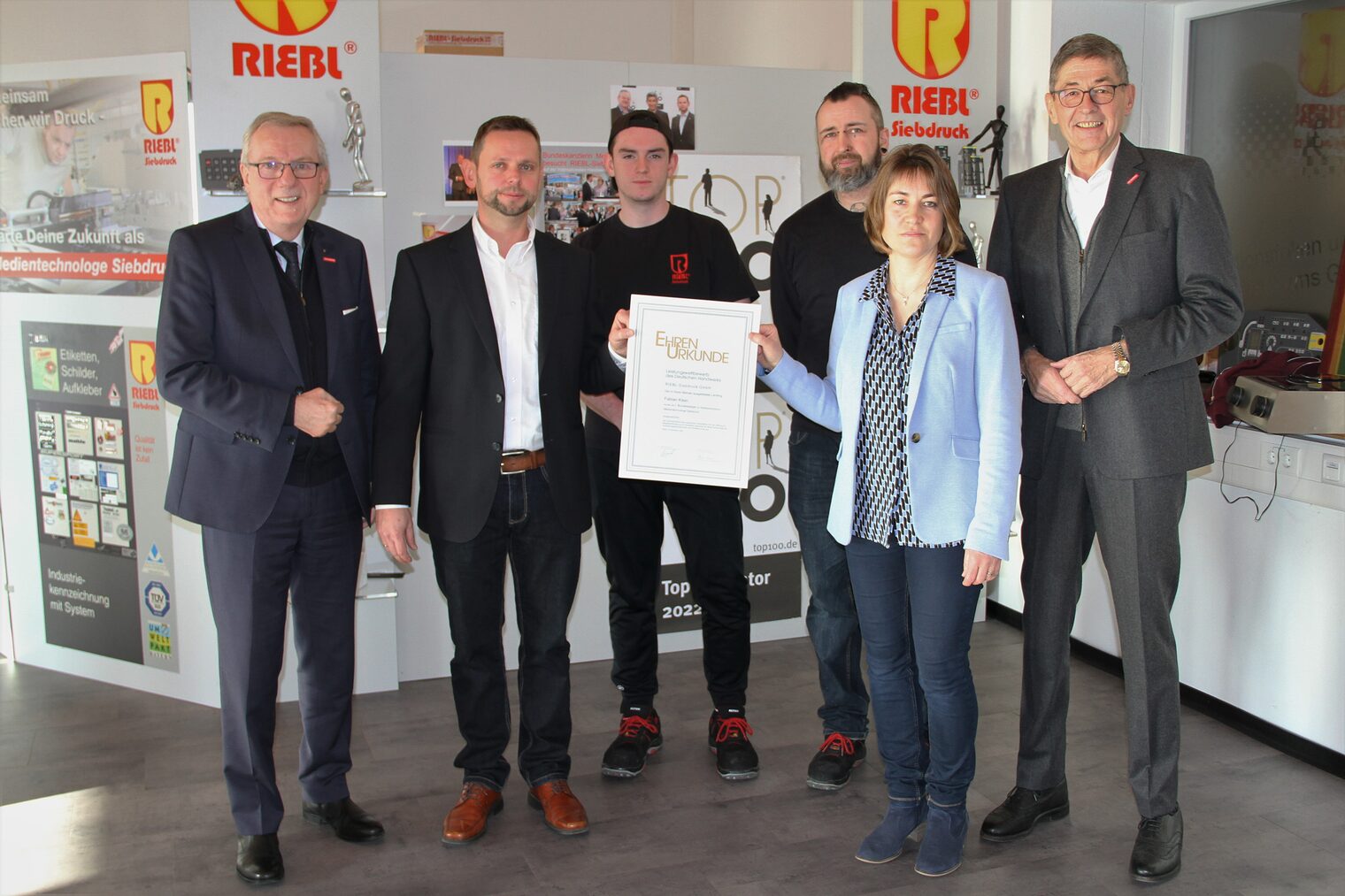 Geschäftsführer Joana Harrer Riebl (2.v.re.) und Florian Harrer (2.v.li.) freuten sich über die Ehrung.¿ Geschäftsführer Joana Harrer Riebl (2.v.re.) und Florian Harrer (2.v.li.) freuten sich über die Ehrung.¿