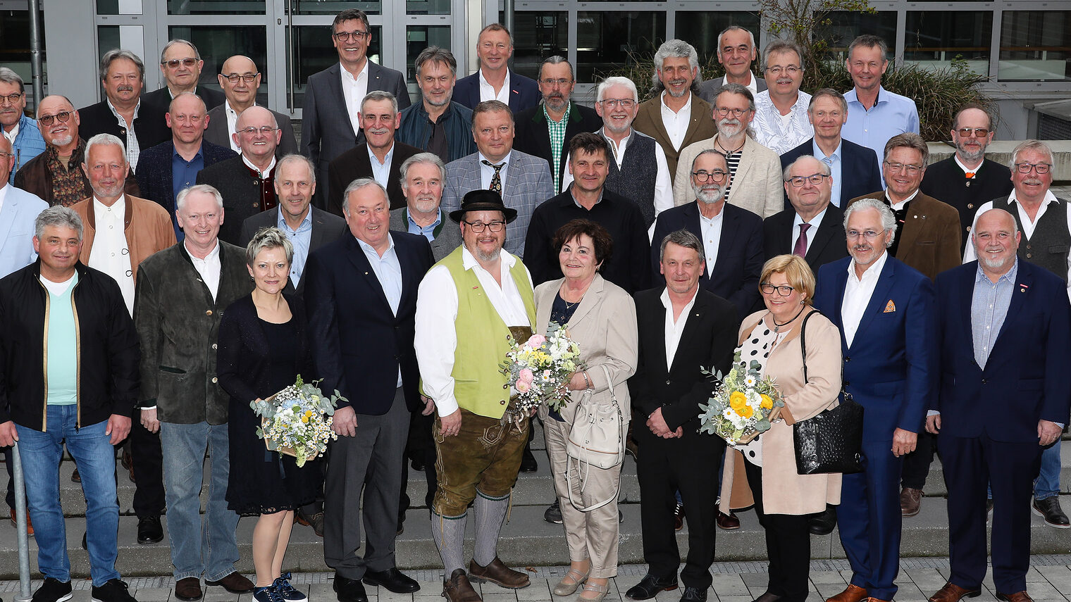 In Regensburg ehrte die Handwerkskammer ihre "Goldenen" Meister. Es gratulierten Präsident Dr. Georg Haber (vorne re.) und Hauptgeschäftsführer Jürgen Kilger (vorne li.).