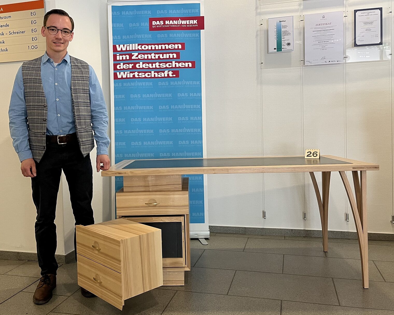 Das Meisterstück von Sebastian Seidler überzeugte den Prüfungsausschuss am meisten. Es wurde für einen Kunden mit einer starken Verbundenheit zur Stadt Landshut geplant. Deshalb erinnern die Tischbeine an gotische Spitzbogen.