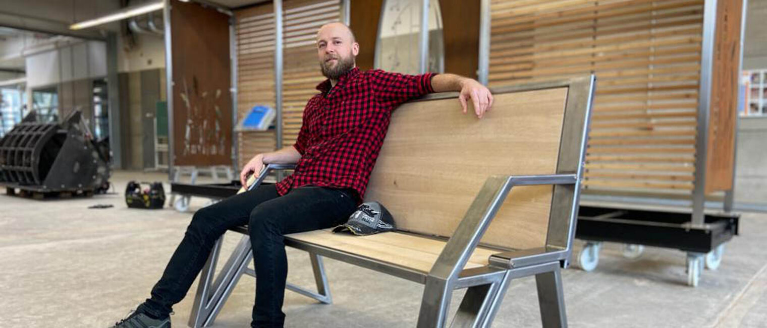 Mit seiner Hausbank ist Simon Heumos in den sozialen Medien viral gegangen.