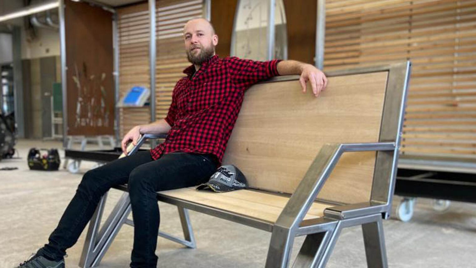 Mit seiner Hausbank ist Simon Heumos in den sozialen Medien viral gegangen.