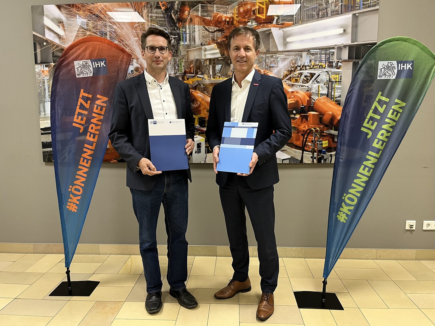 Beim gemeinsamen Pressegespräch in Regensburg bewerteten Hans Schmidt (re.), stellvertretender Hauptgeschäftsführer der Handwerkskammer Niederbayern-Oberpfalz, und Ralf Kohl, Bereichsleiter Berufliche Ausbildung der IHK Regensburg für Oberpfalz / Kelheim, die Lage auf dem Ausbildungsmarkt vorsichtig optimistisch. Beim gemeinsamen Pressegespräch in Regensburg bewerteten Hans Schmidt (re.), stellvertretender Hauptgeschäftsführer der Handwerkskammer Niederbayern-Oberpfalz, und Ralf Kohl, Bereichsleiter Berufliche Ausbildung der IHK Regensburg für Oberpfalz / Kelheim, die Lage auf dem Ausbildungsmarkt vorsichtig optimistisch.