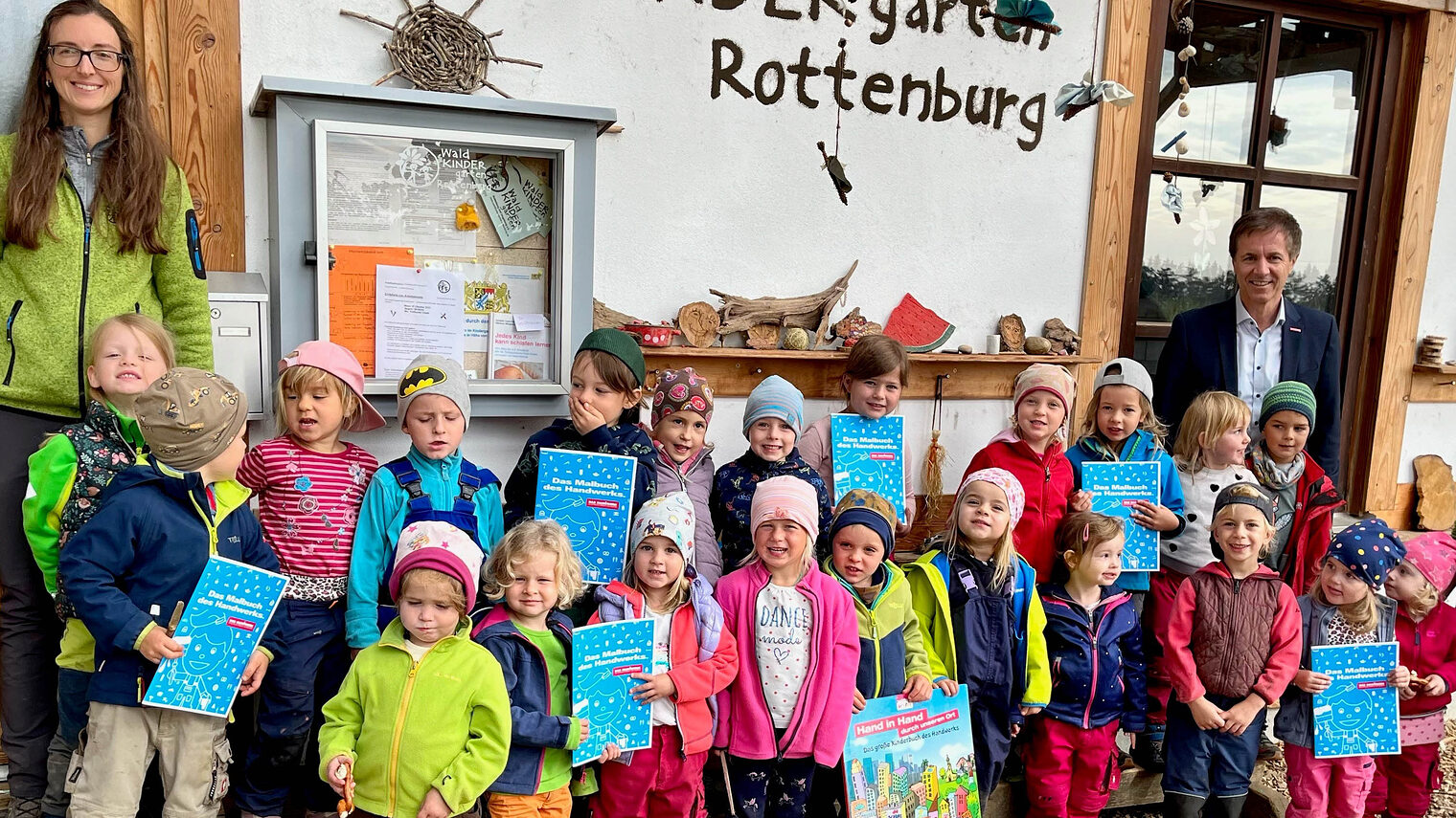 Der stellvertretende HWK-Hauptgeschäftsführer Hans Schmidt zu Besuch im Waldkindergarten Rottenburg.