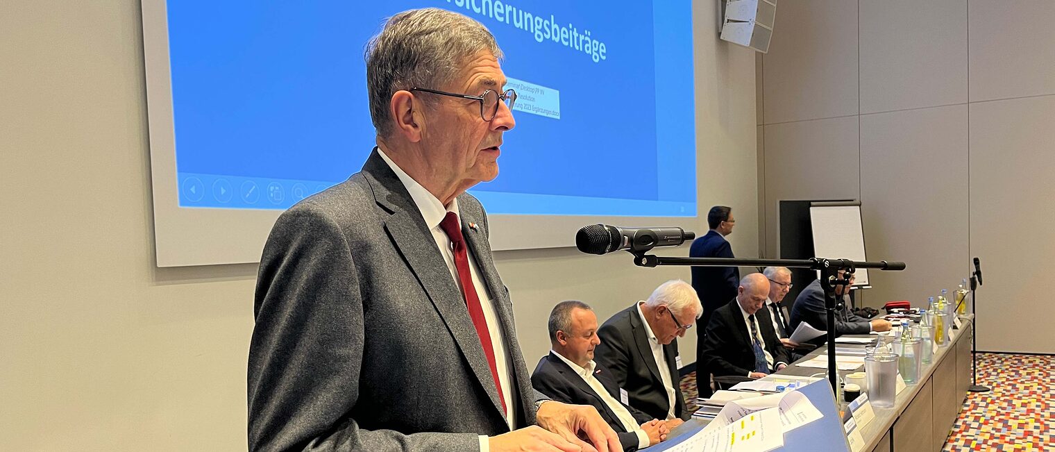 HWK-Präsident Dr. Georg Haber sprach sich am Wochenende in Neumarkt zusammen mit den weiteren Mitgliedern der HWK-Vollversammlung für eine Strukturreform der sozialen Sicherungssysteme aus. Handwerksakmmerpräsident Georg Haber spricht am Mikrofon zu den Vollversammlungsmitgliedern.