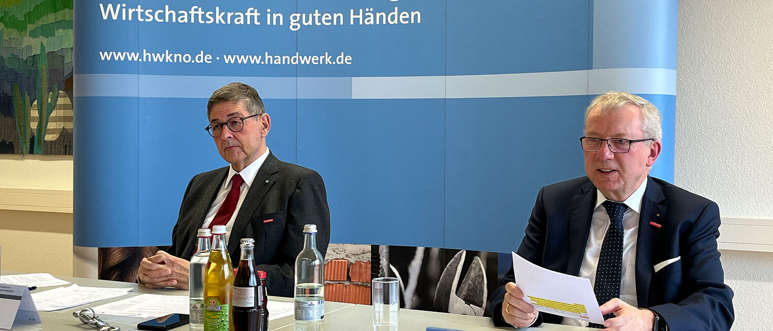 Zwei Männer sitzen am Tisch und geben Informationen zur Konjunktur für die Öffentlichkeit bekannt. Machten auf der Konjunktur-Pressekonferenz ihrem Ärger über die Politik Luft: HWK-Präsident Dr. Georg Haber (li.) und HWK-Hauptgeschäftsführer Jürgen Kilger.