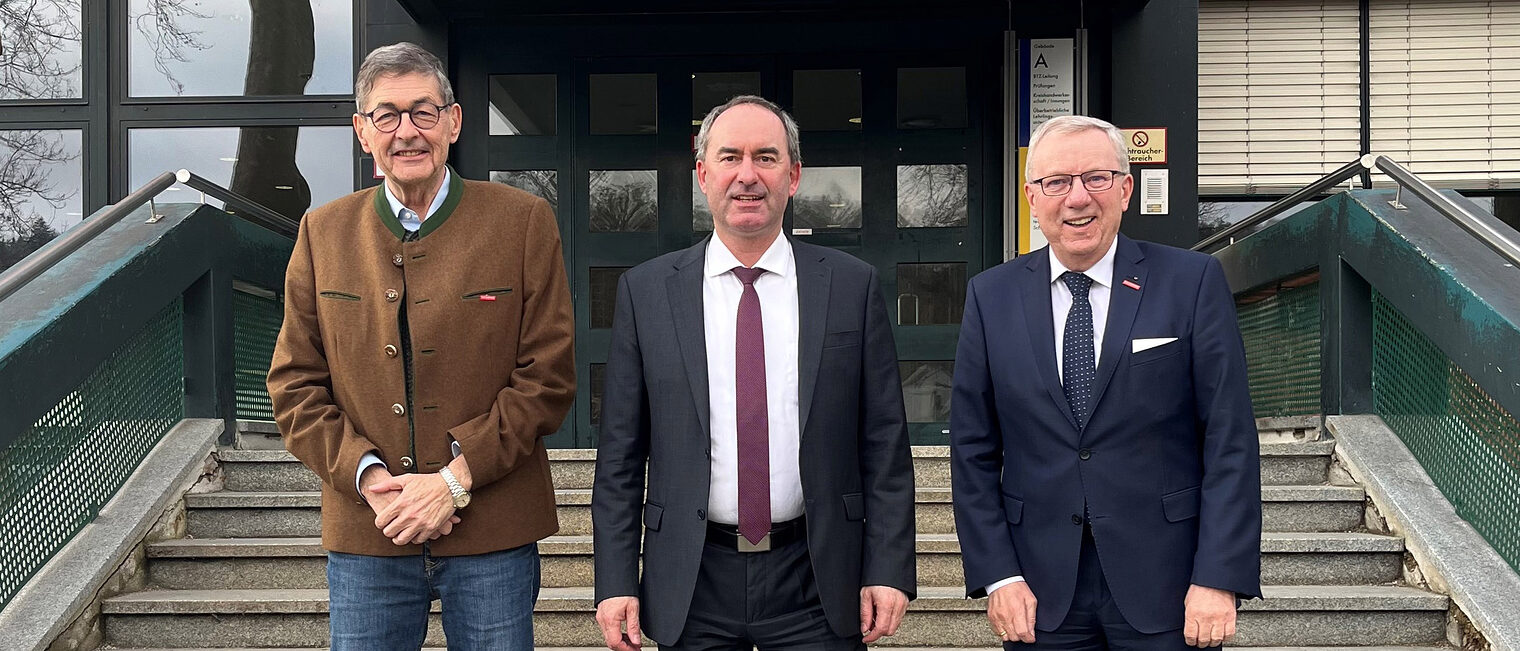 Der bayerische Wirtschaftsminister Hubert Aiwanger im Bildungszentrum Landshut. Der bayerische Wirtschaftsminister Hubert Aiwanger (Mitte) traf HWK-Präsident Dr. Georg Haber (links) und HWK-Hauptgeschäftsführer Jürgen Kilger zum Gespräch im HWK-Bildungszentrum Landshut.