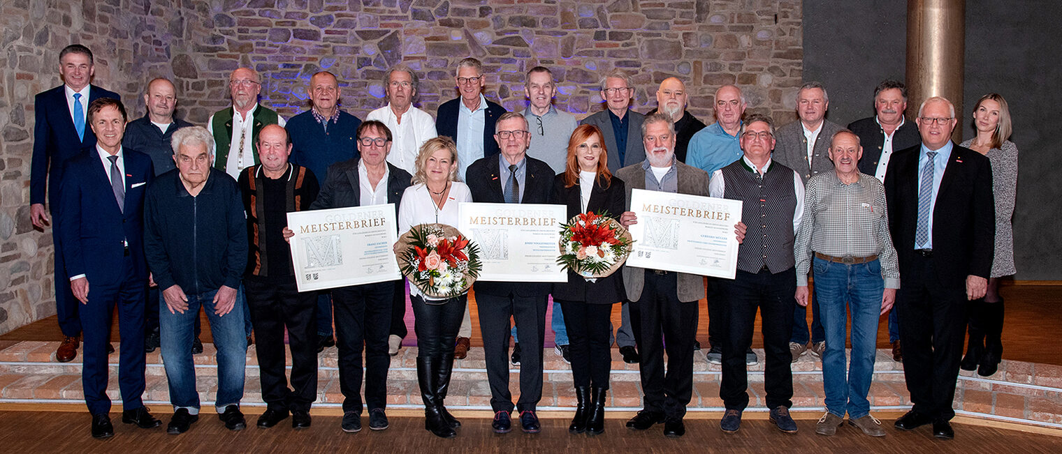 In Hengersberg ehrte die Handwerkskammer ihre "Goldenen" Meisterinnen und Meister. In Hengersberg ehrte die Handwerkskammer ihre "Goldenen" Meisterinnen und Meister.