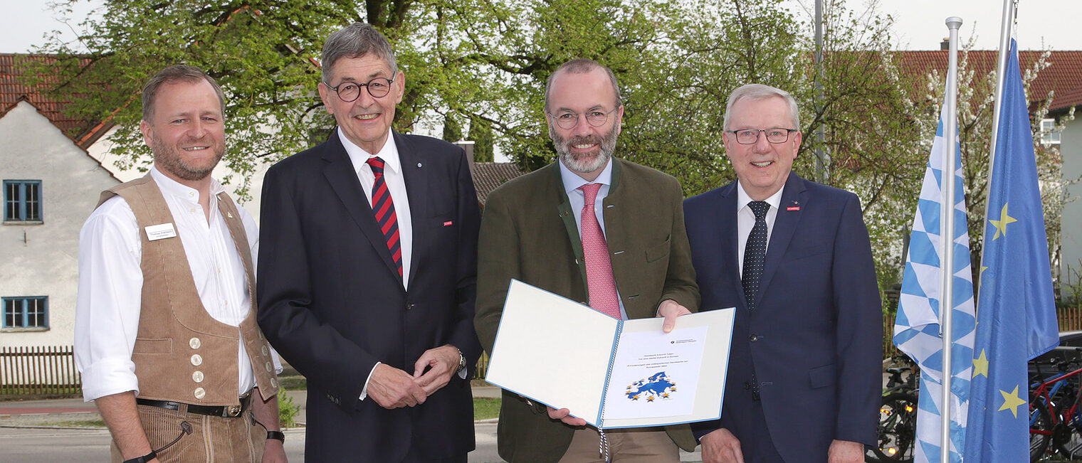 Gemeinsam für ein starkes Handwerk in der Mitte Europas (v.li.n.re.): der AGU-Vorsitzende Thomas Hierbeck, HWK-Präsident Dr. Georg Haber, MdEP Manfred Weber und HWK-Hauptgeschäftsführer Jürgen Kilger beim diesjährigen Empfang des ostbayerischen Handwerks in Ergolding. 