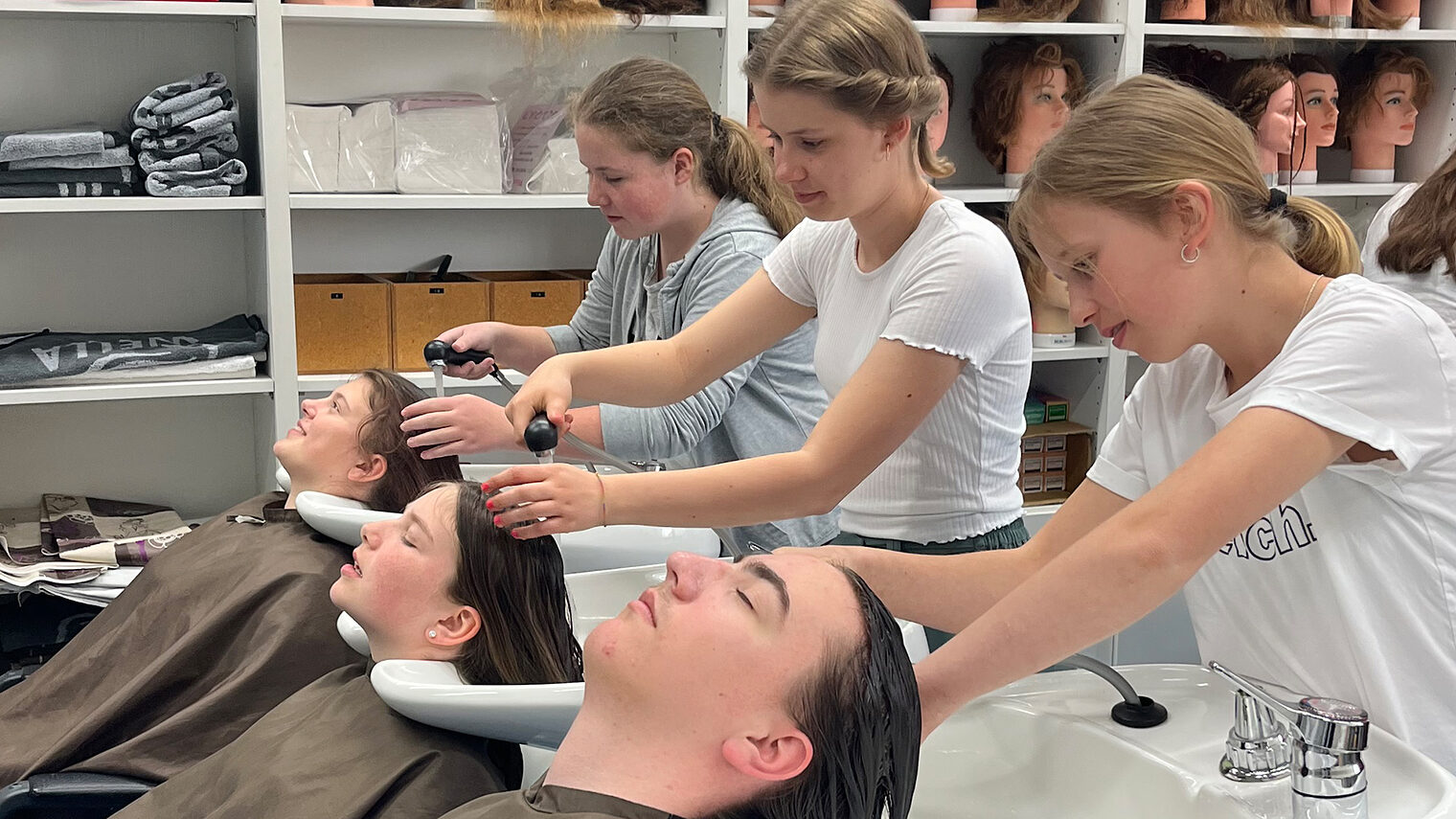 Bei den Friseuren durften die Schülerinnen und Schüler selbst Hand anlegen. 