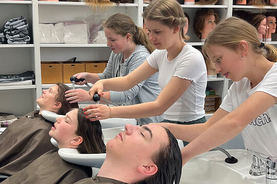 Bei den Friseuren durften die Schülerinnen und Schüler selbst Hand anlegen. 