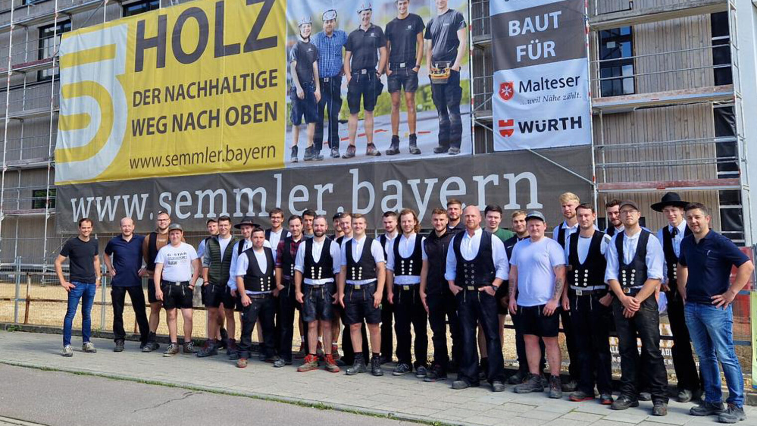 Die Teilnehmer des Zimmerermeisterkurses schauten auf der Baustelle der Holzbau Semmler GmbH hinter die Kulissen.