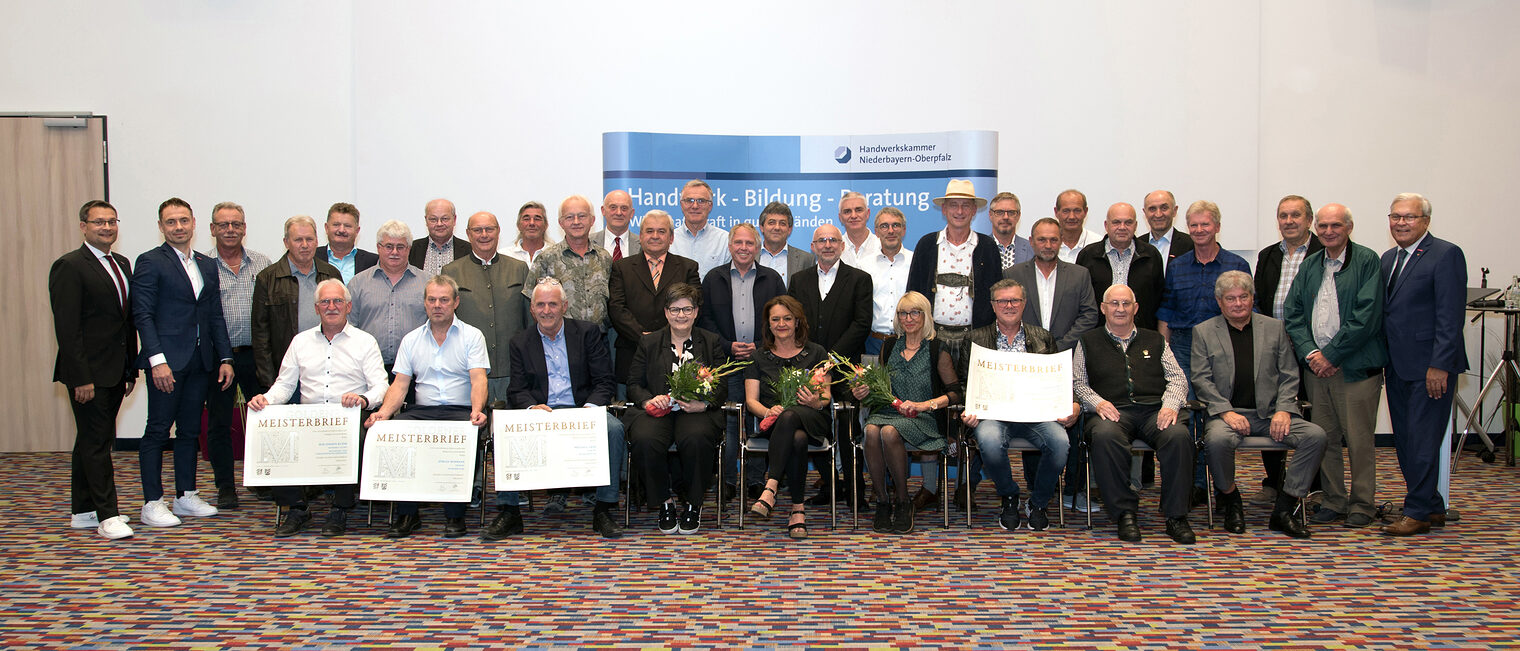 In Neumarkt ehrte die Handwerkskammer ihre Goldenen Meisterinnen und Meister. In Neumarkt ehrte die Handwerkskammer ihre Goldenen Meisterinnen und Meister.